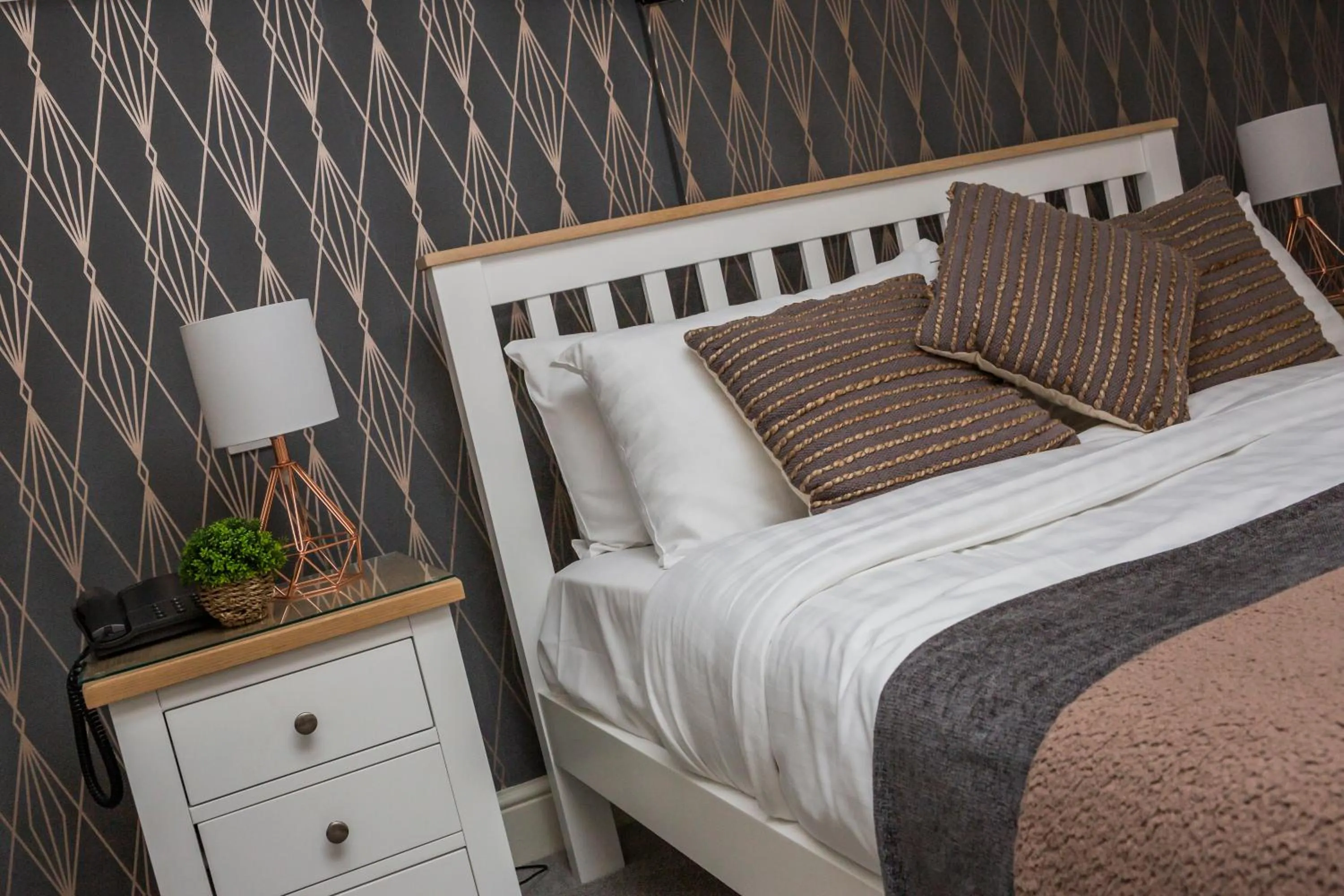 Bedroom, Bed in The Black Swan Inn