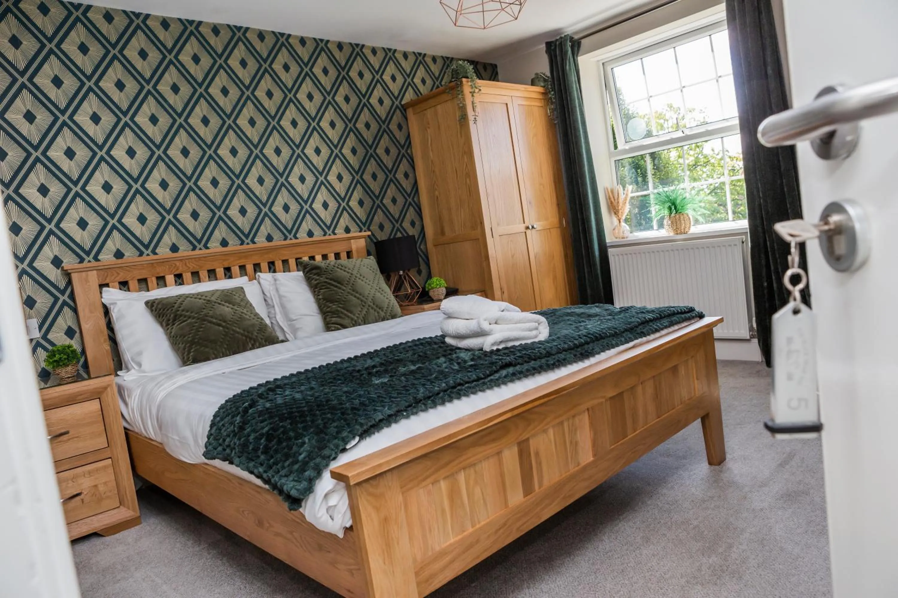 Bedroom, Bed in The Black Swan Inn