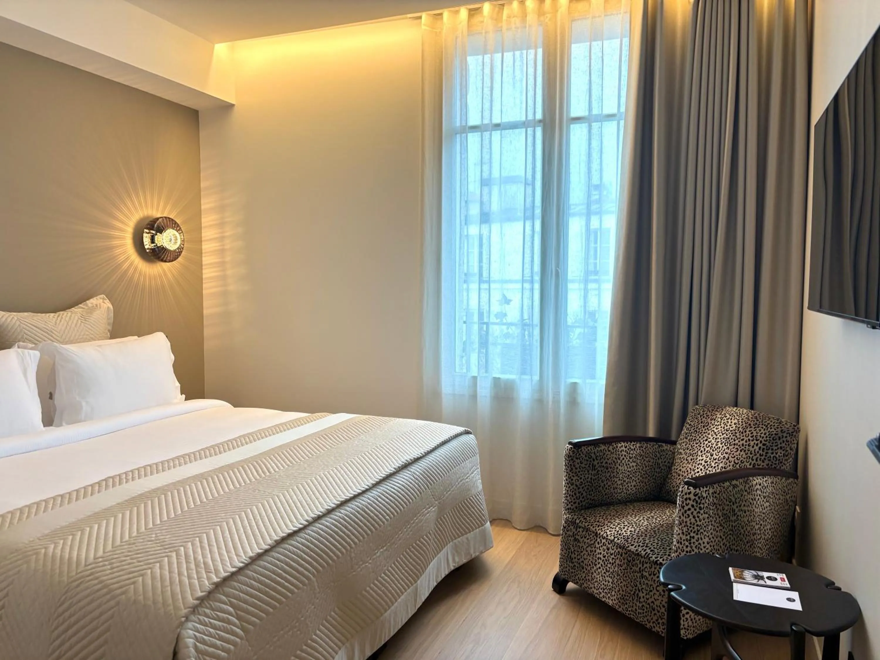 Bedroom, Bed in Montmartre Residence