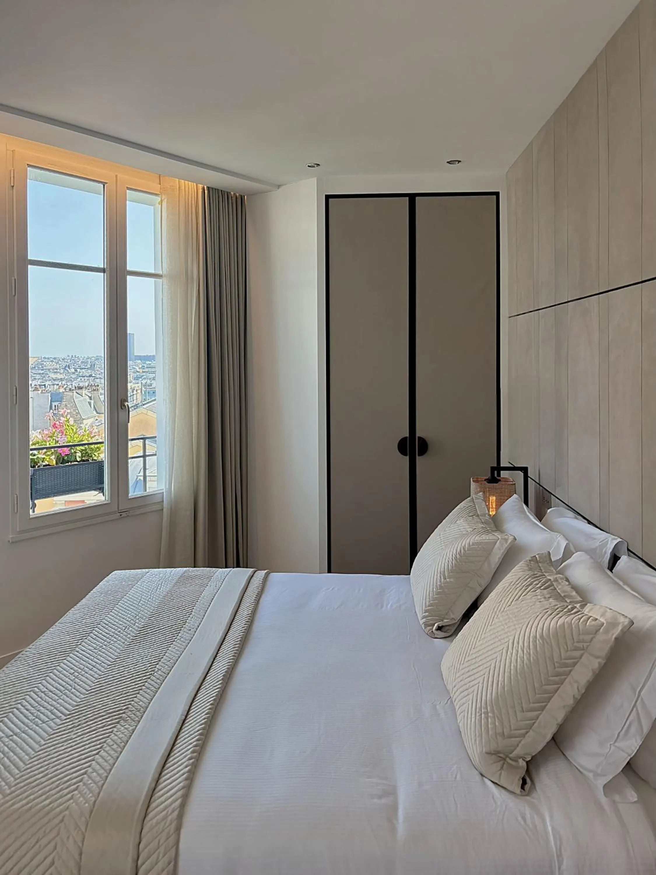 Bed in Montmartre Residence