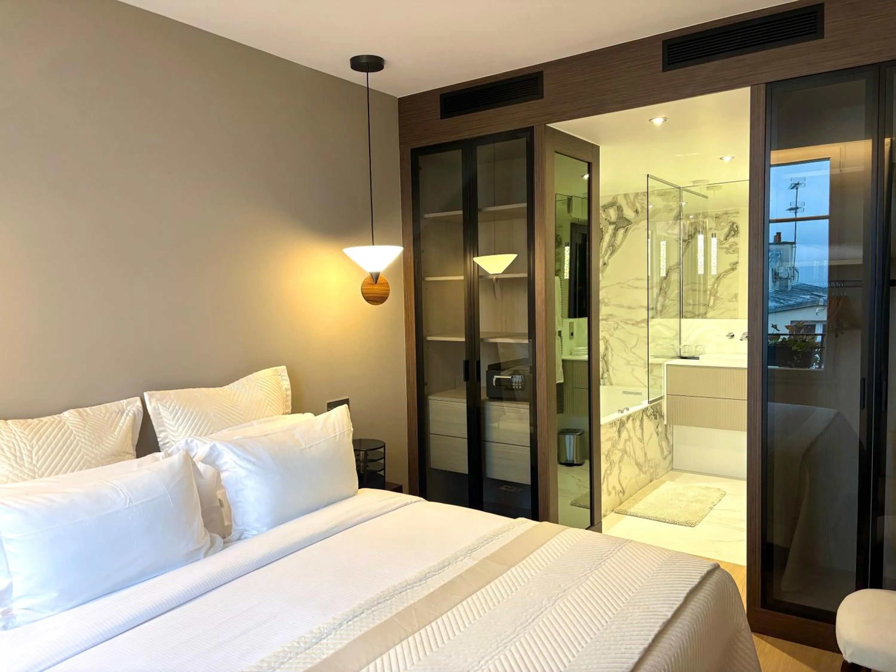 Bedroom, Bed in Montmartre Residence