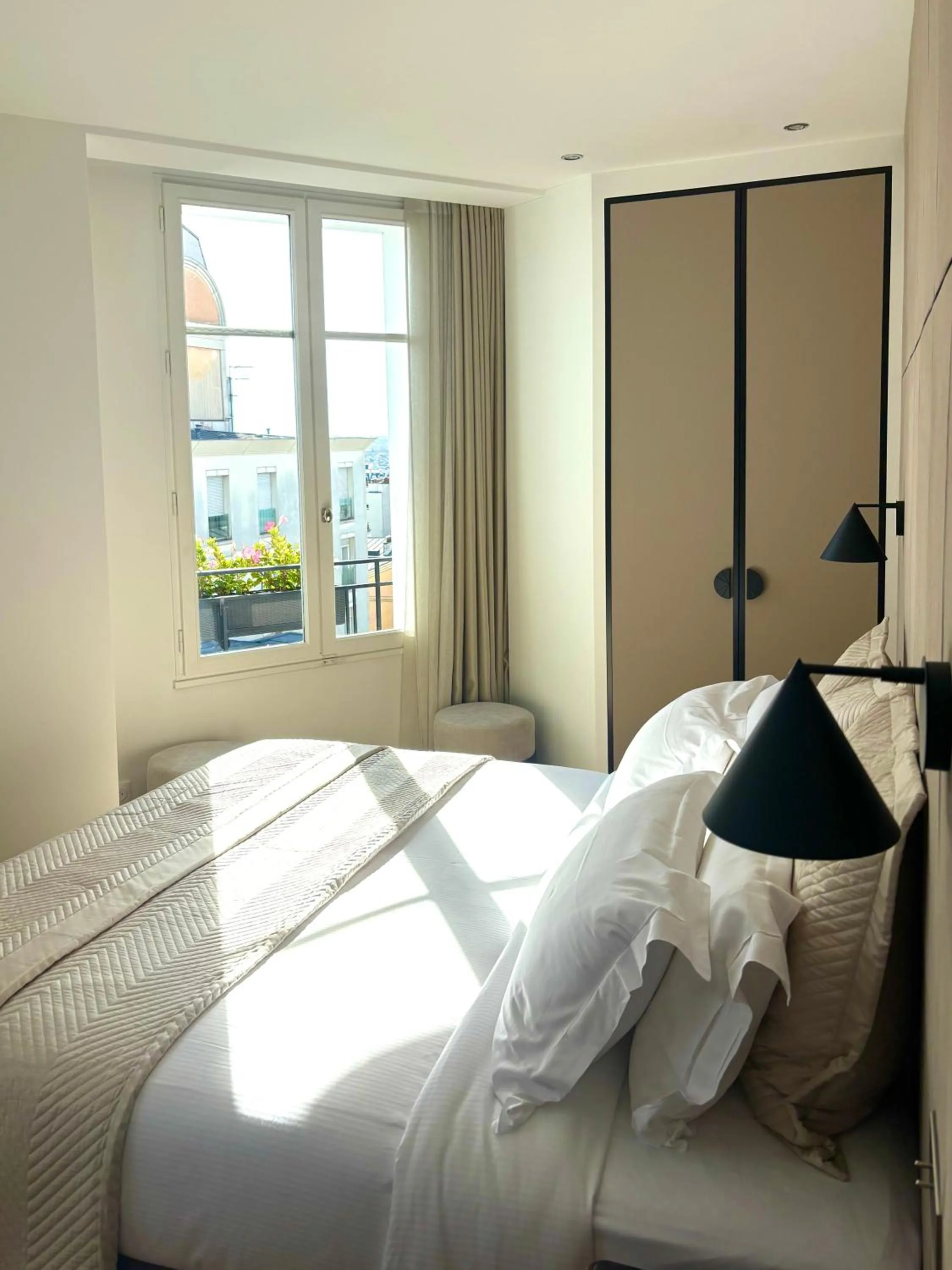 Bedroom, Bed in Montmartre Residence