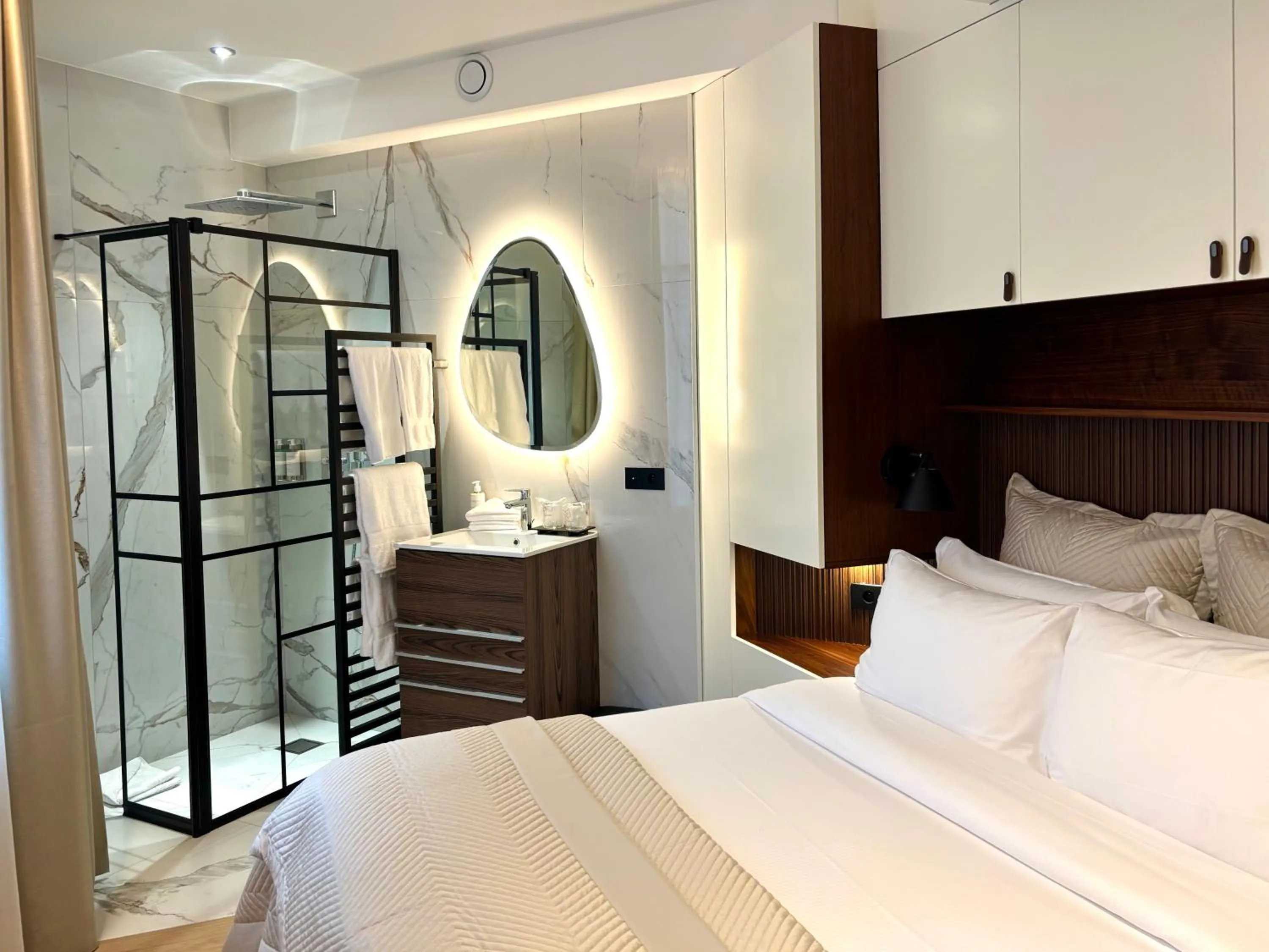 Bathroom, Bed in Montmartre Residence