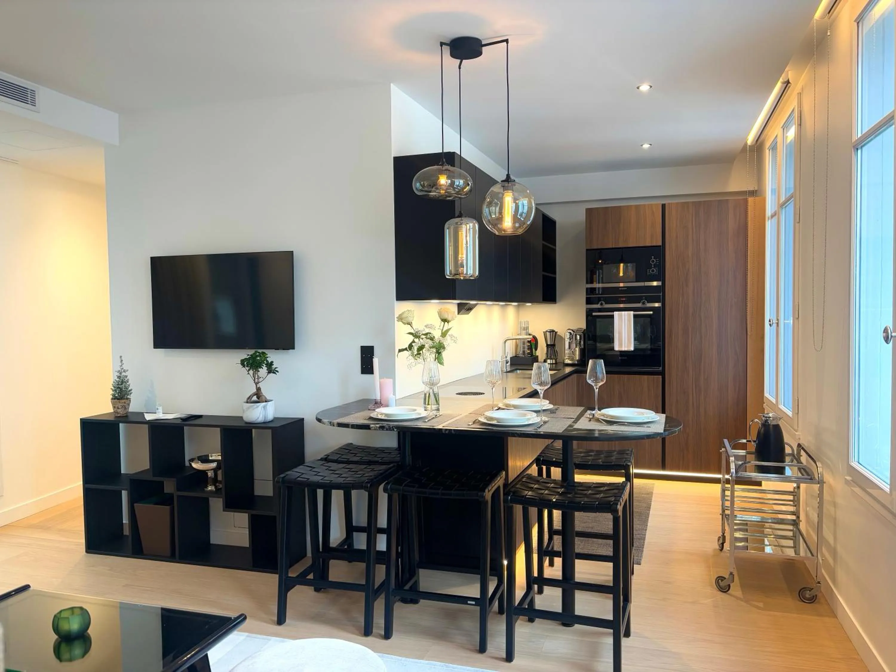 Dining area in Montmartre Residence