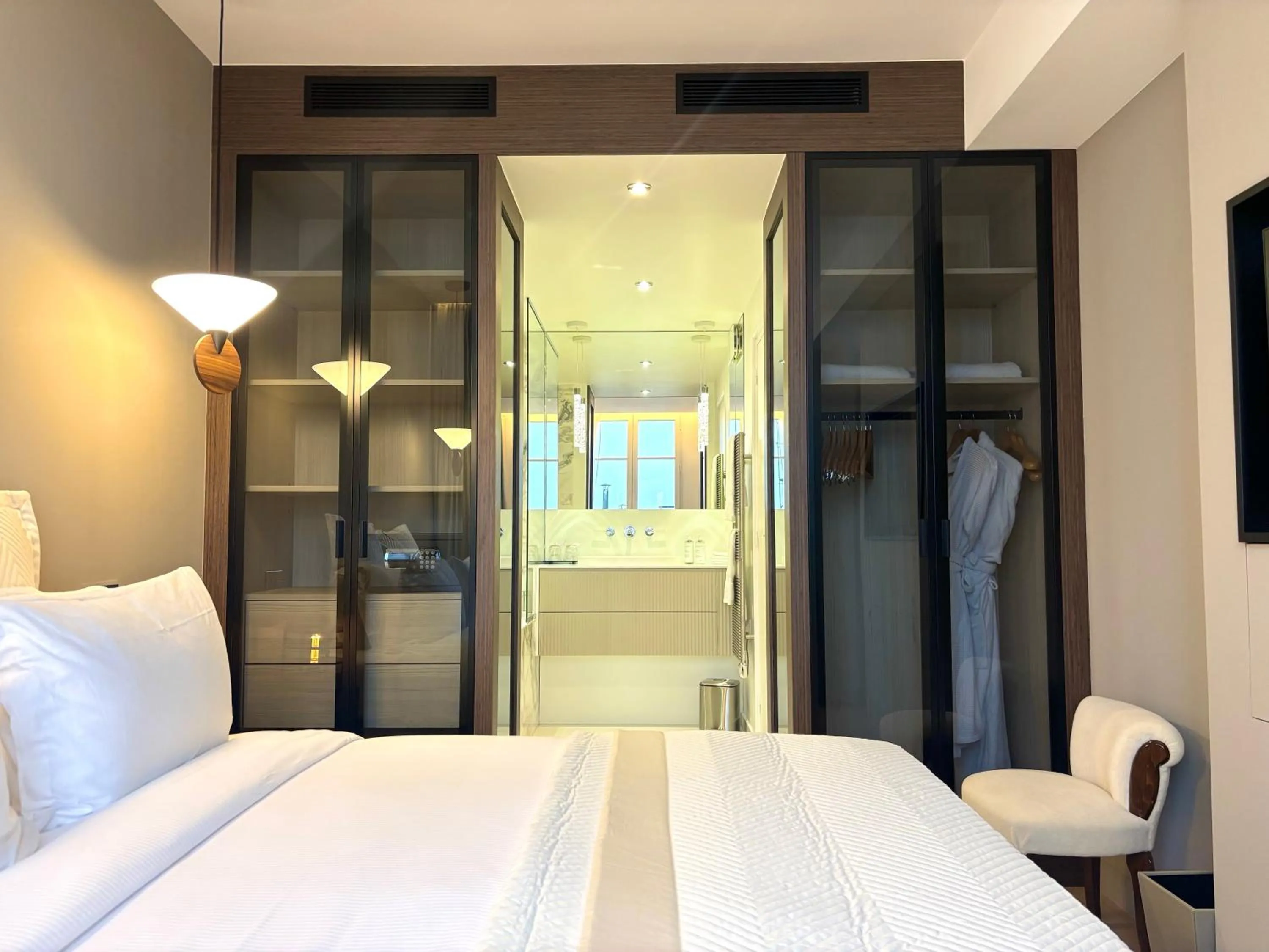 Bathroom, Bed in Montmartre Residence