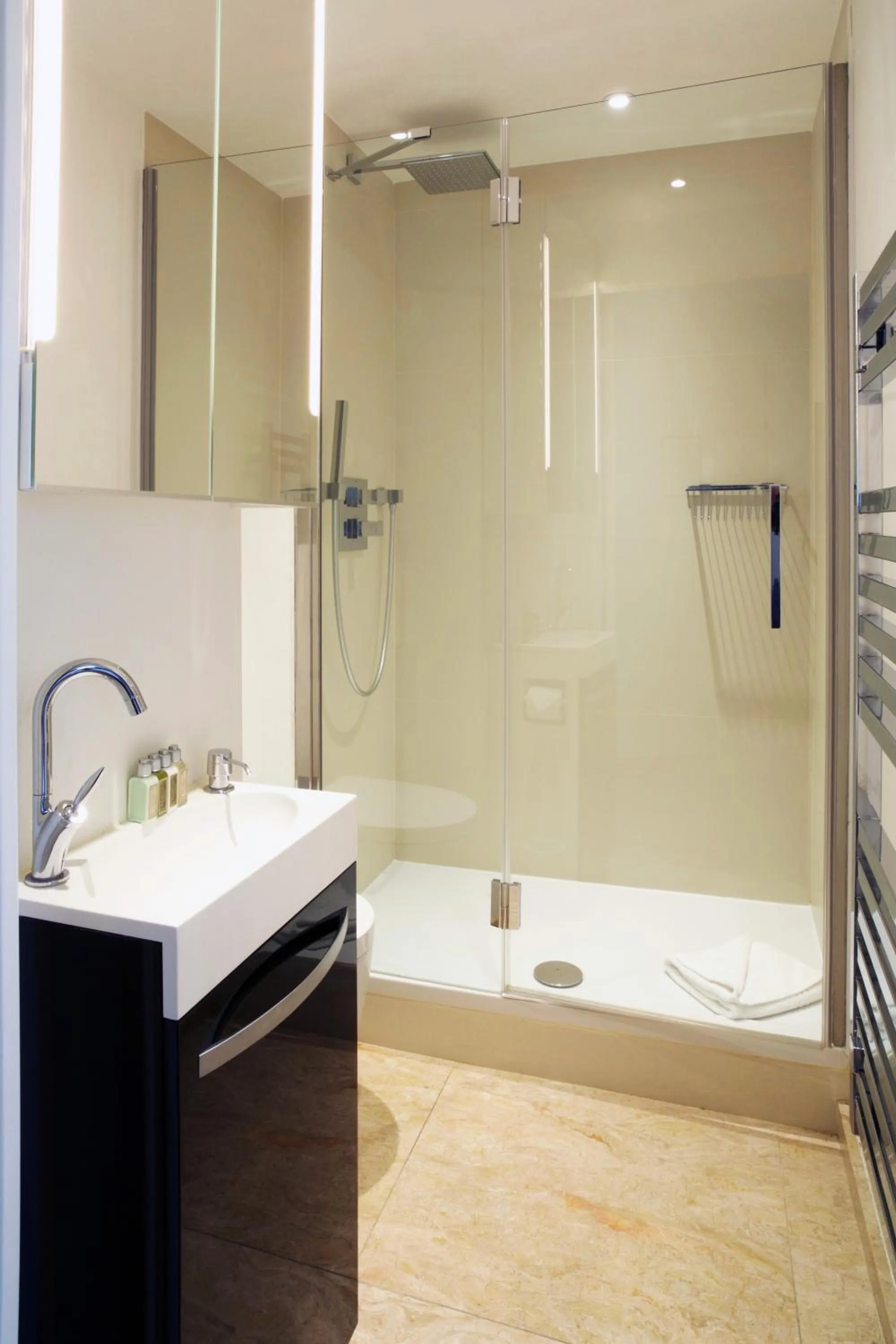 Toilet in Montmartre Residence