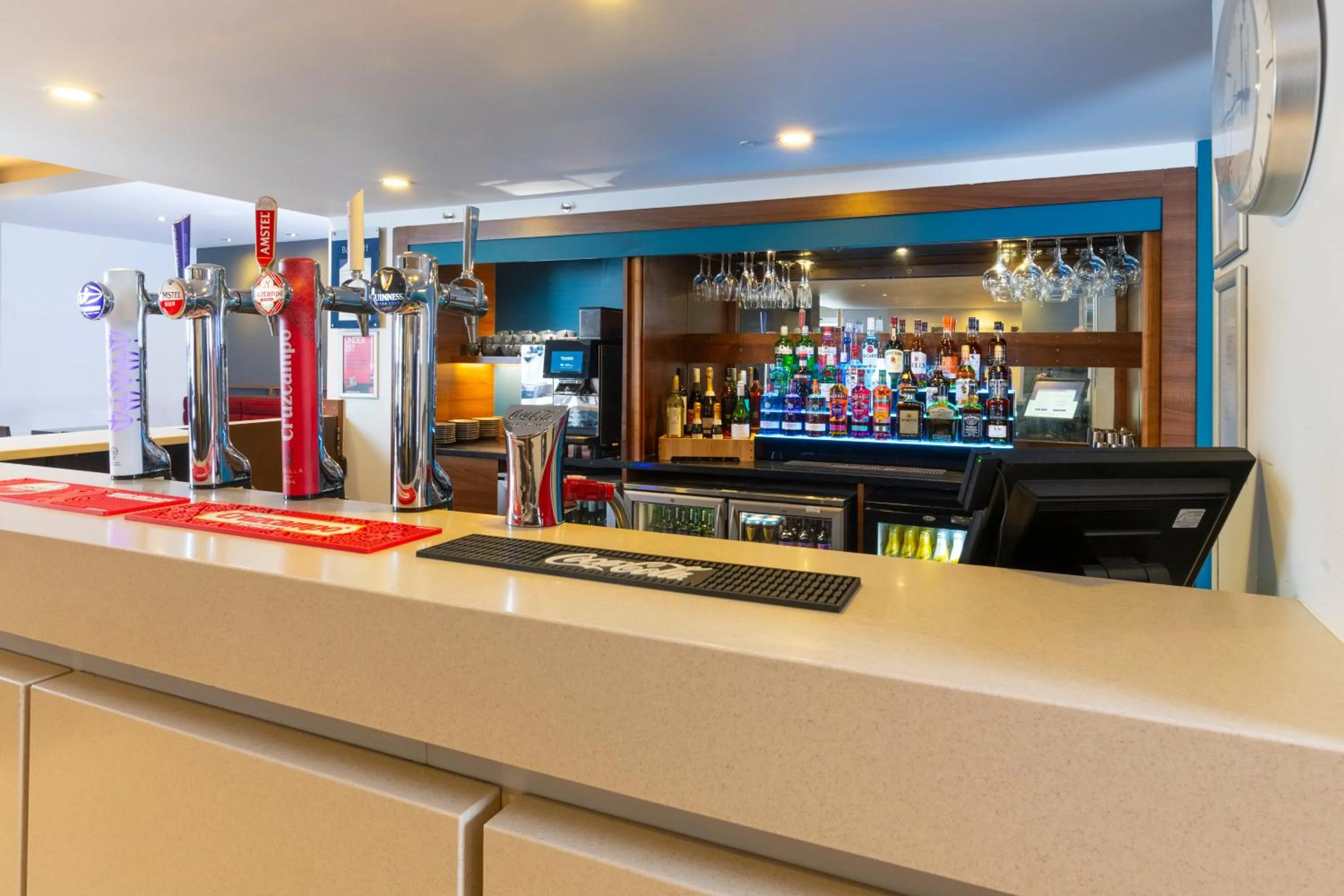 Lounge or bar in Holiday Inn Express Warwick - Stratford-upon-Avon by IHG