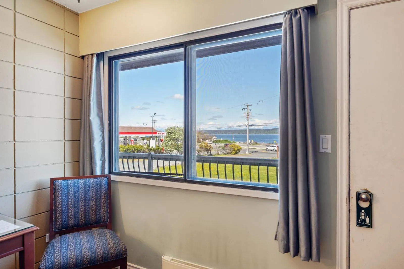 Bedroom in Big Rock Motel