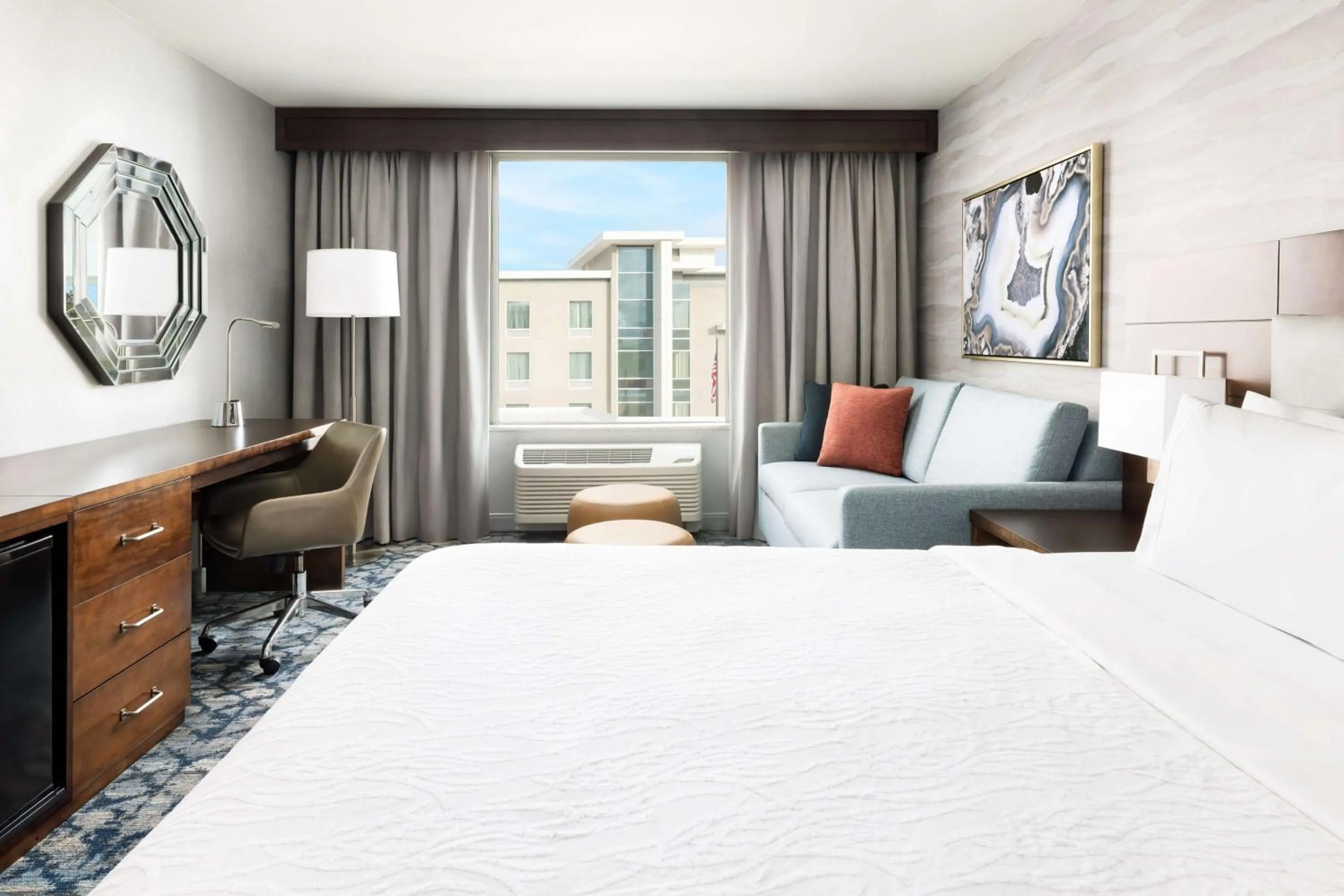 Living room, Bed in Hilton Garden Inn Palo Alto