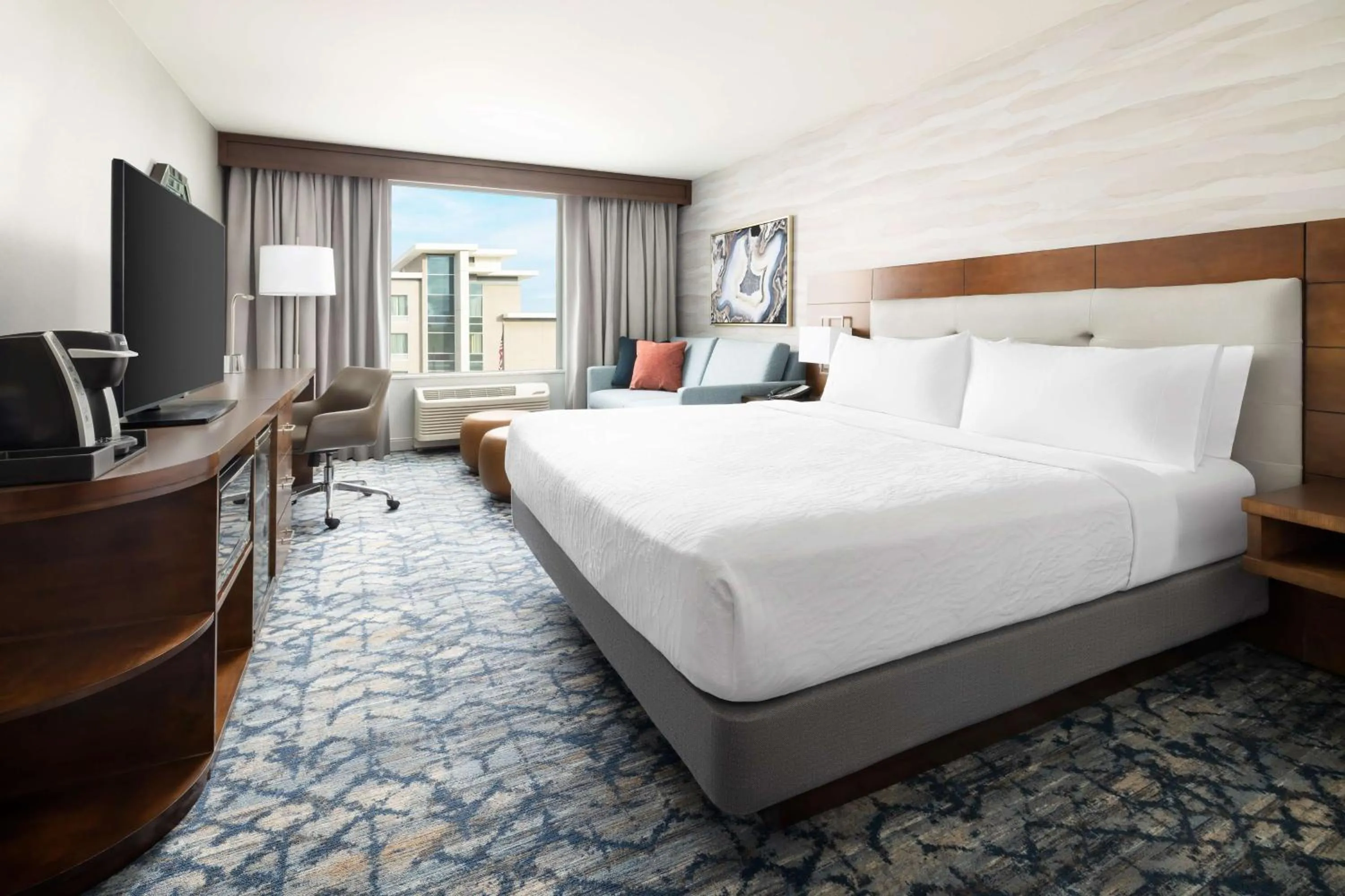 Living room, Bed in Hilton Garden Inn Palo Alto