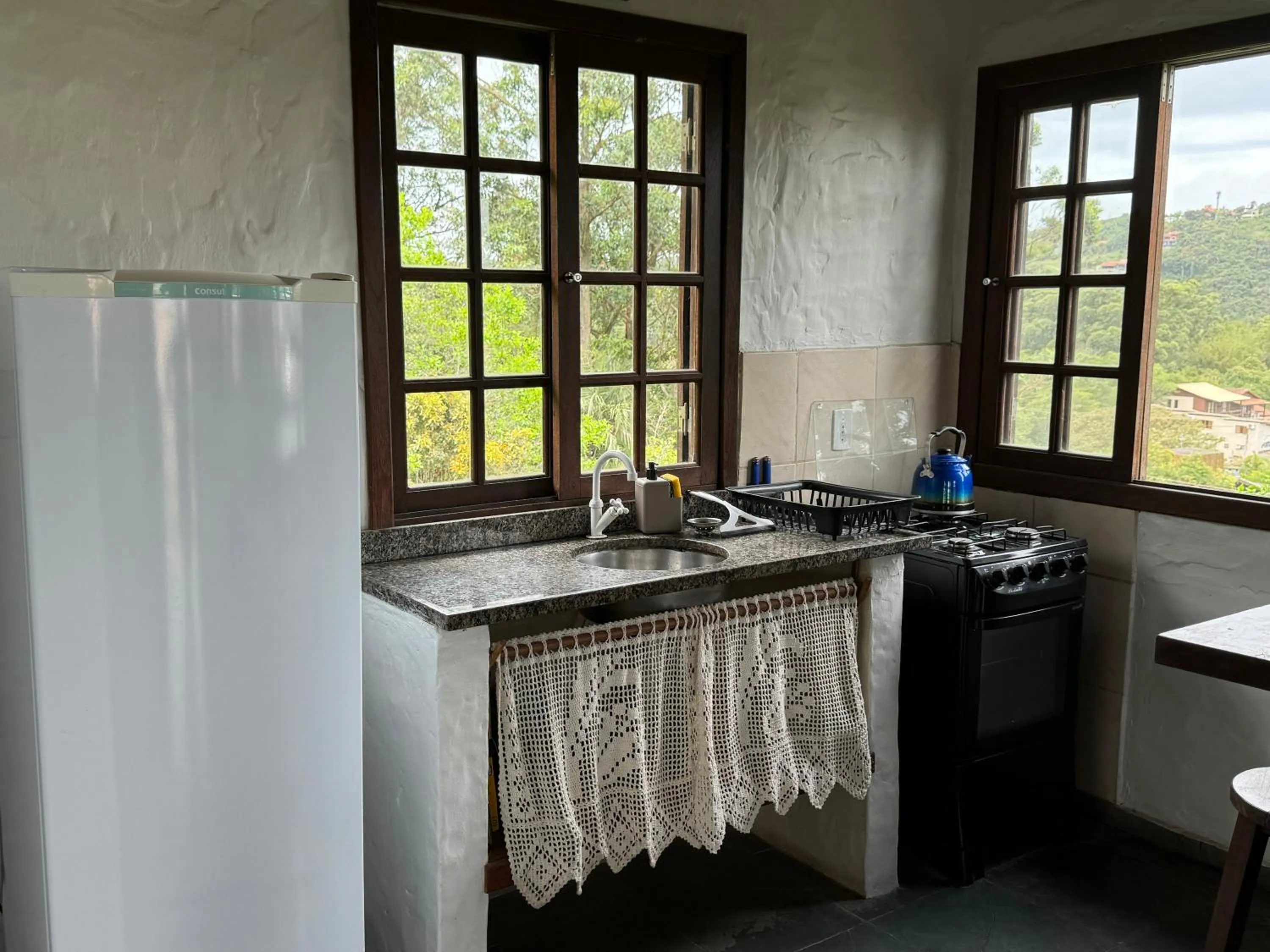 Kitchen or kitchenette in Pousada Casa Morango - Praia do Rosa - SC