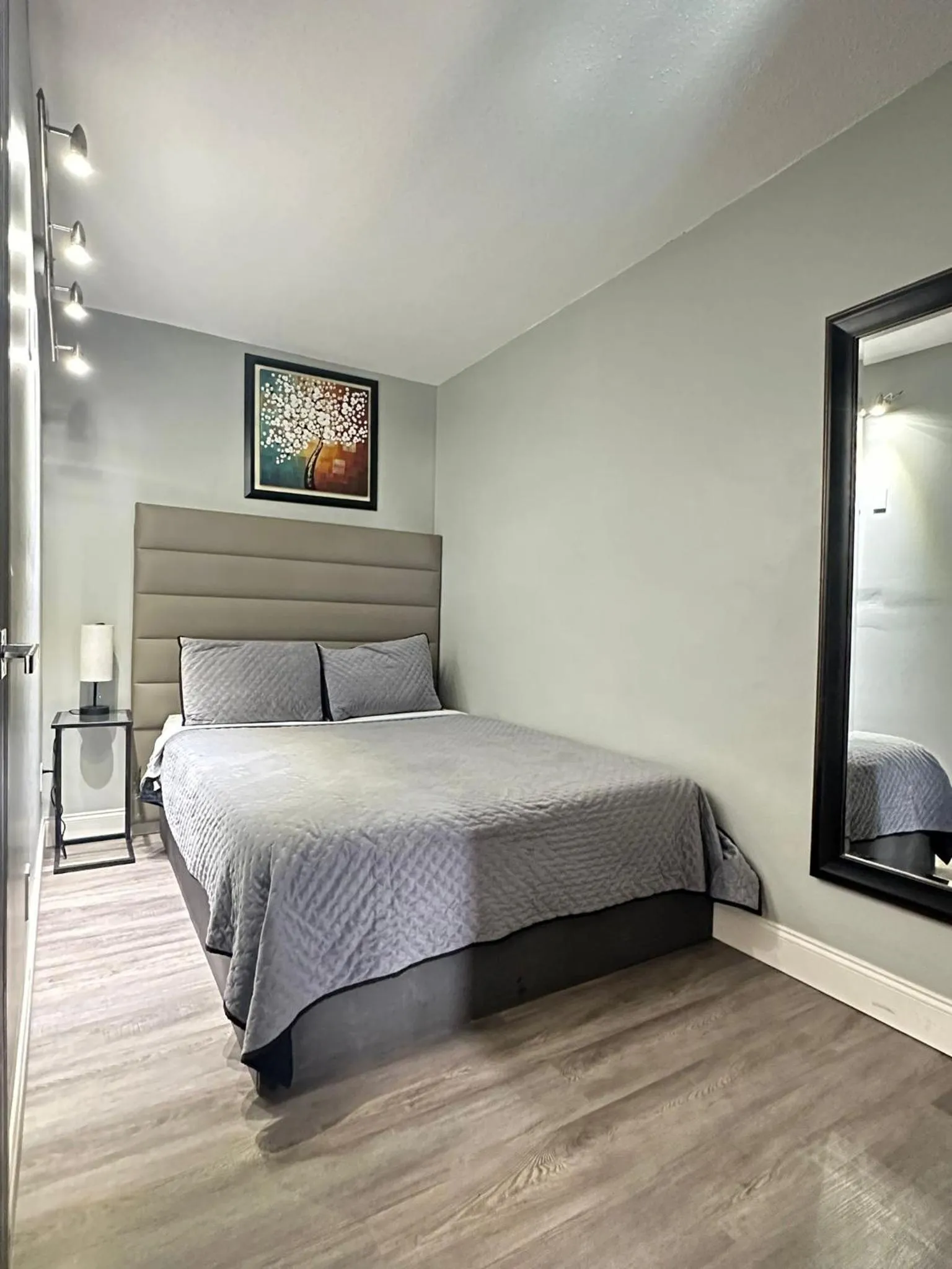 Bed in Sheridan Suites Apartments