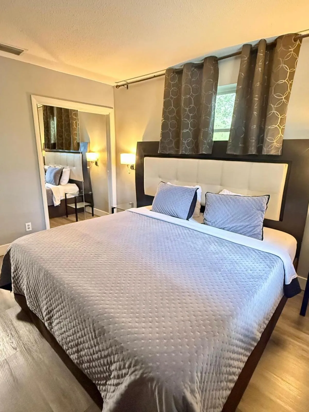 Bed in Sheridan Suites Apartments