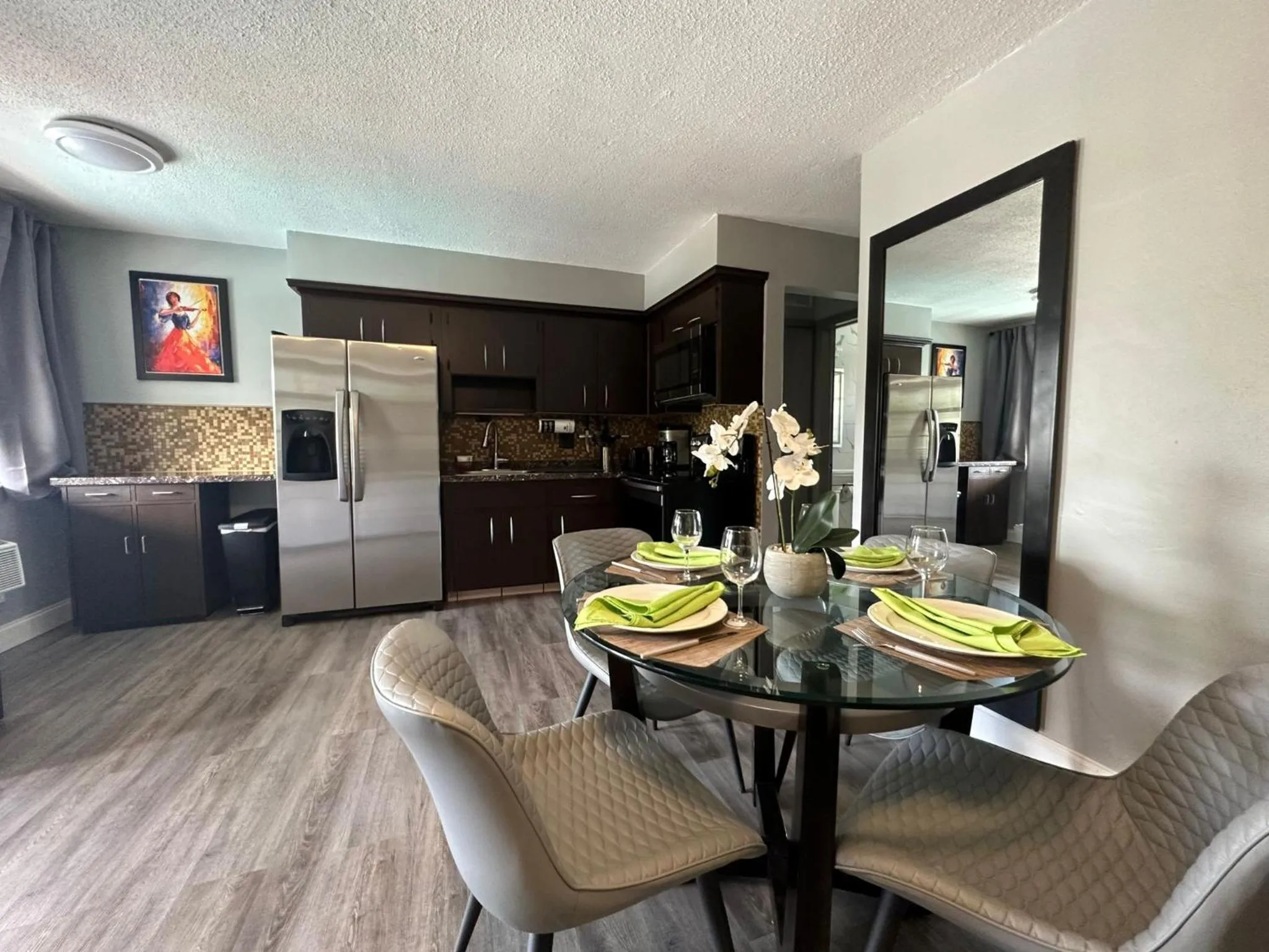 Kitchen or kitchenette in Sheridan Suites Apartments
