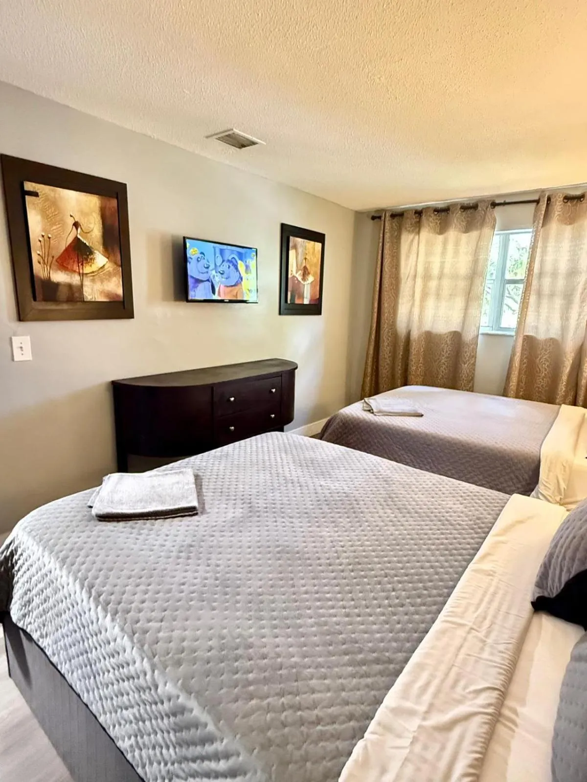 Bed in Sheridan Suites Apartments