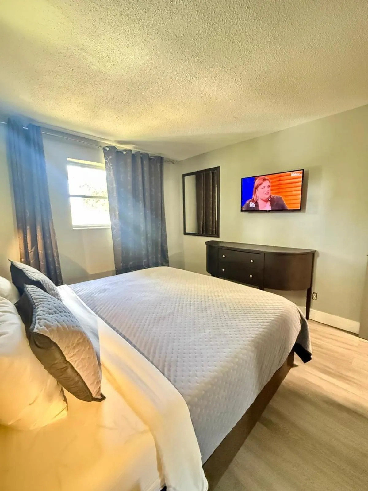 Bed in Sheridan Suites Apartments