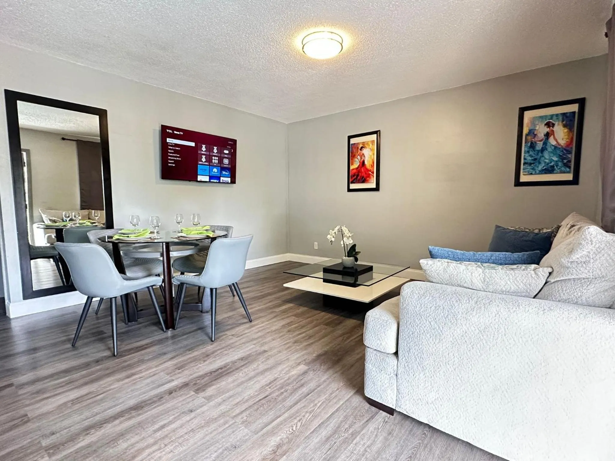 TV and multimedia in Sheridan Suites Apartments