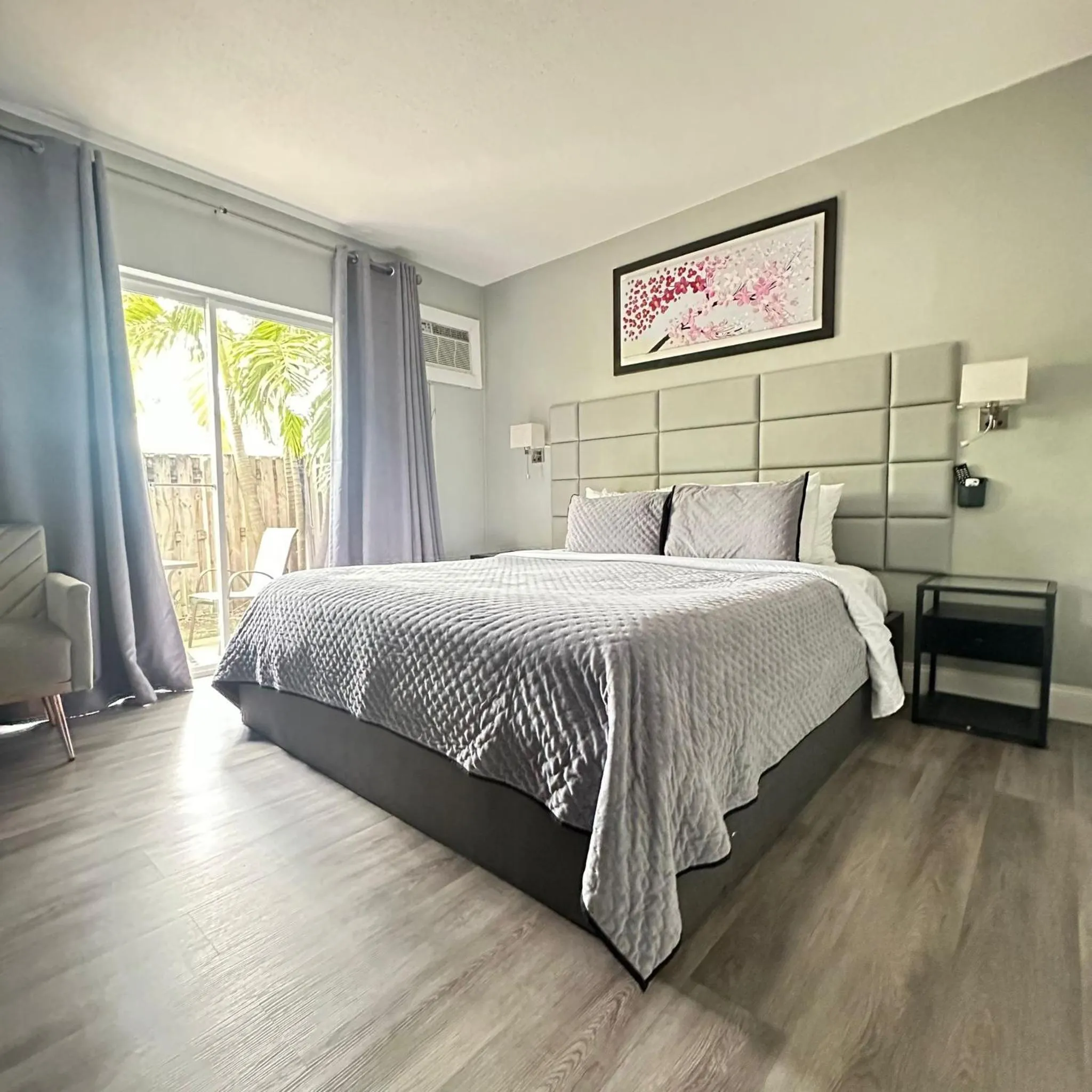 Bedroom, Bed in Sheridan Suites Apartments