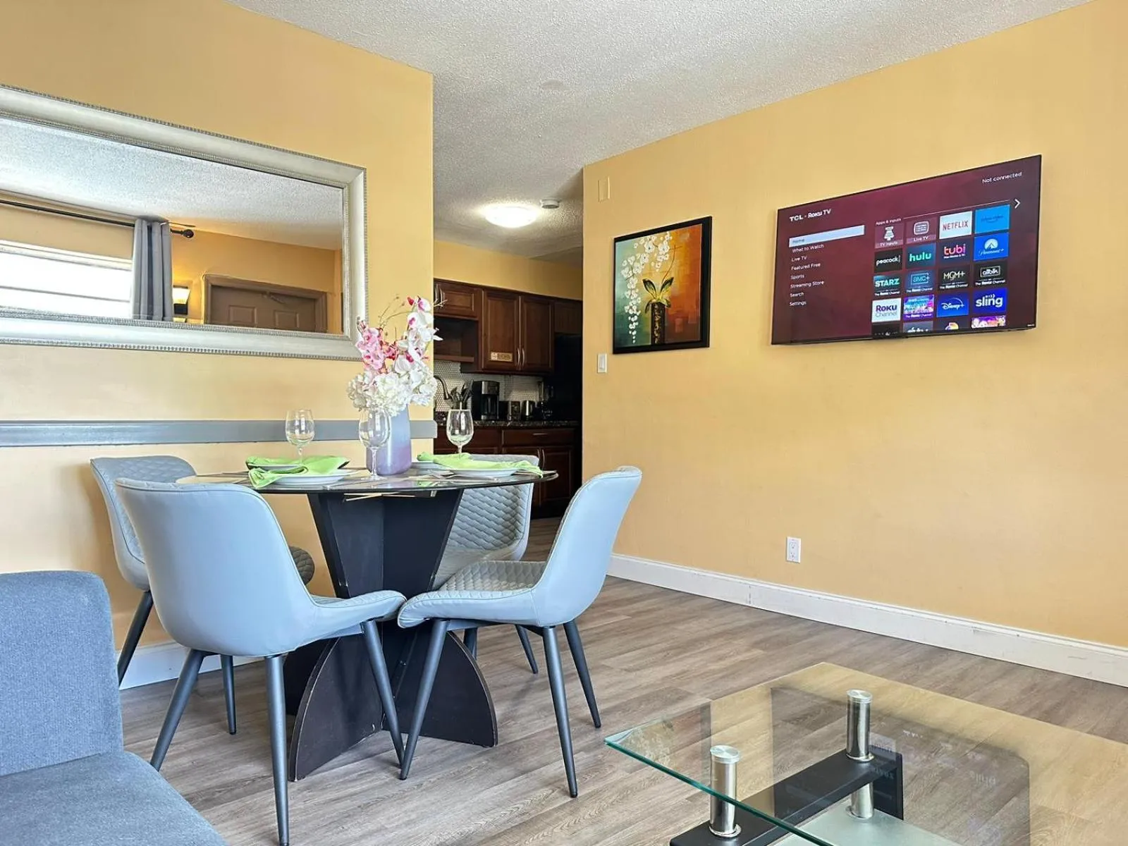 TV and multimedia in Sheridan Suites Apartments
