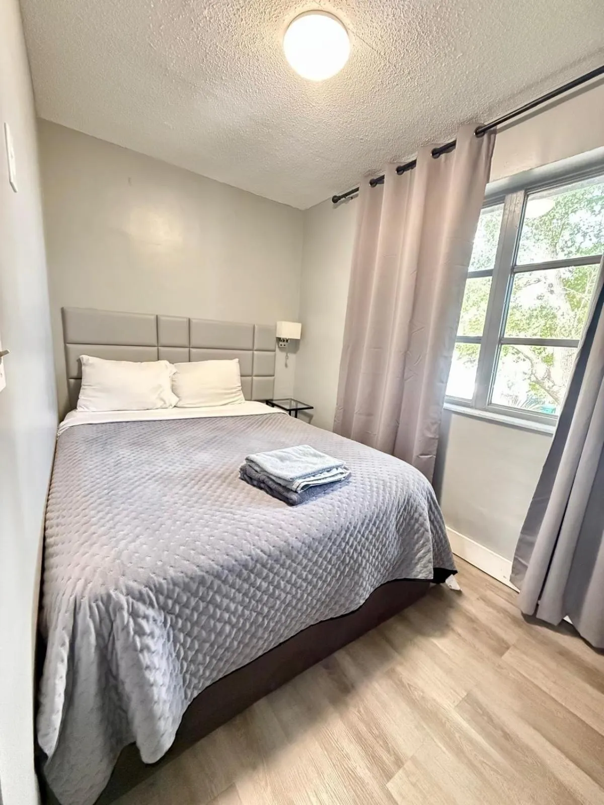 Bed in Sheridan Suites Apartments