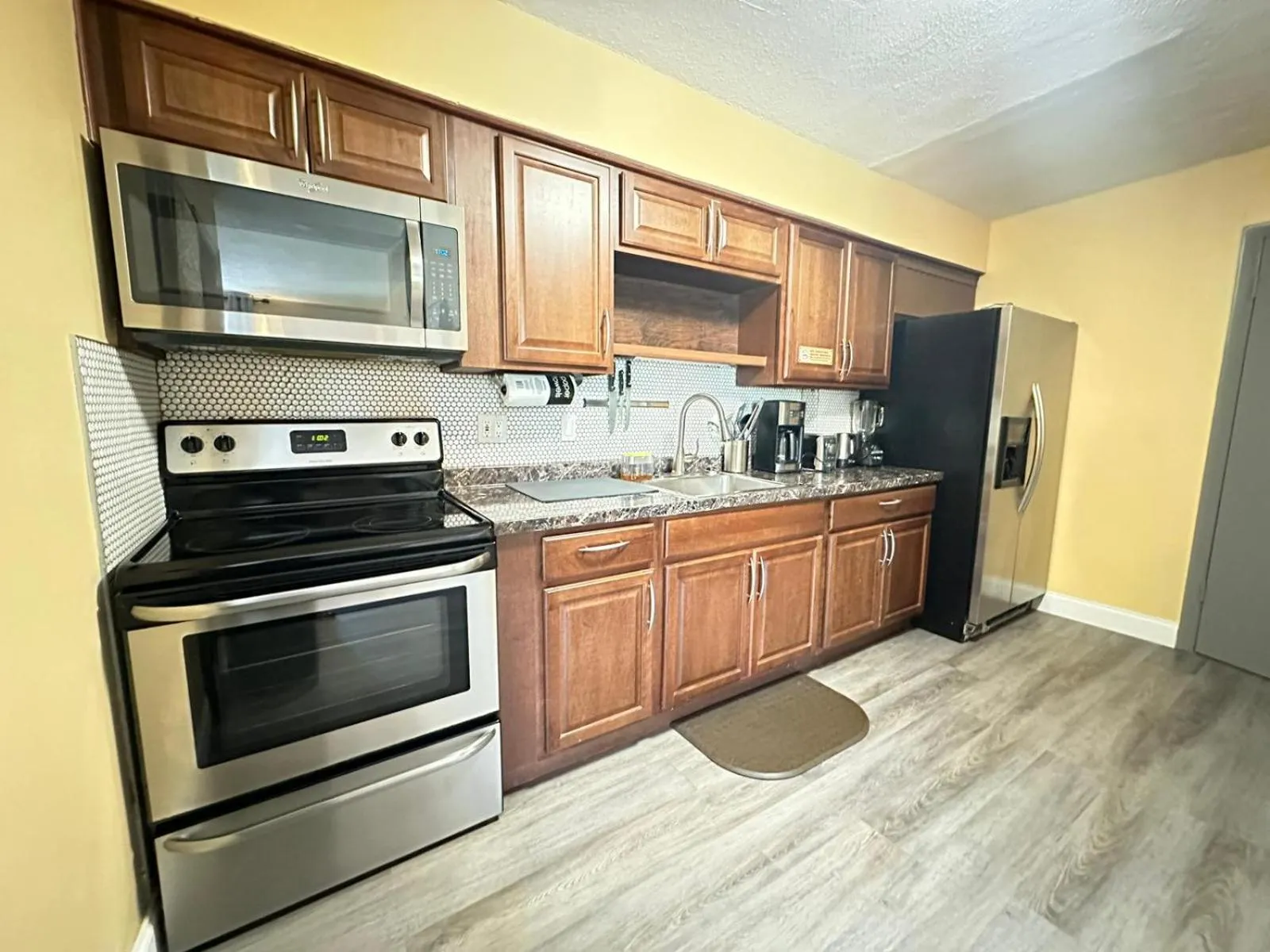Kitchen or kitchenette in Sheridan Suites Apartments