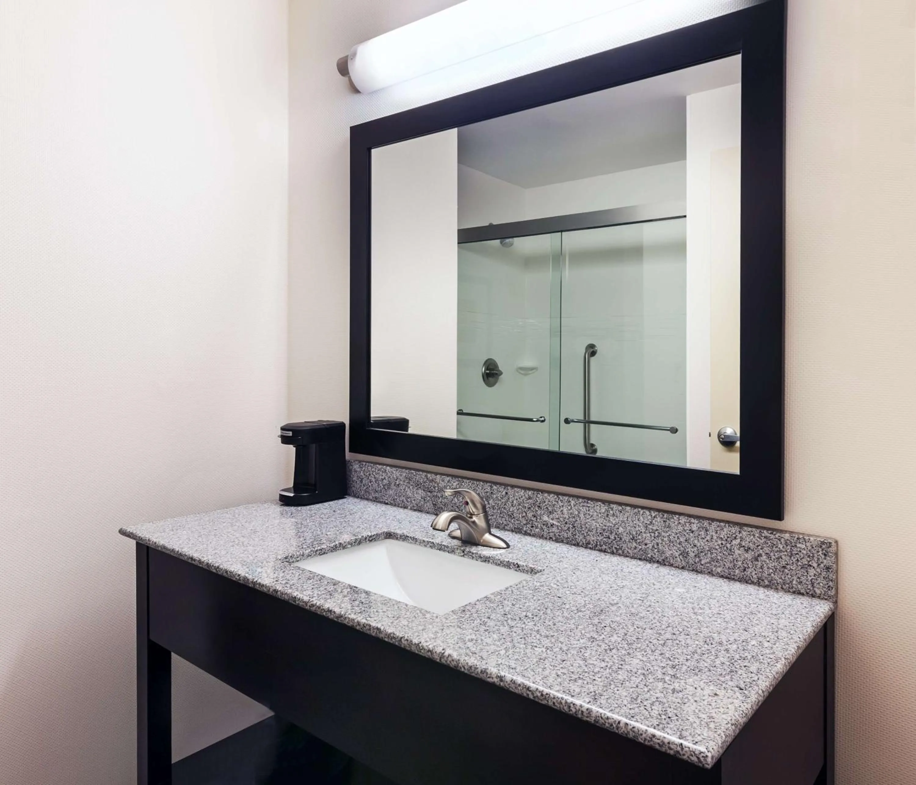 Bathroom in Hampton Inn Marion