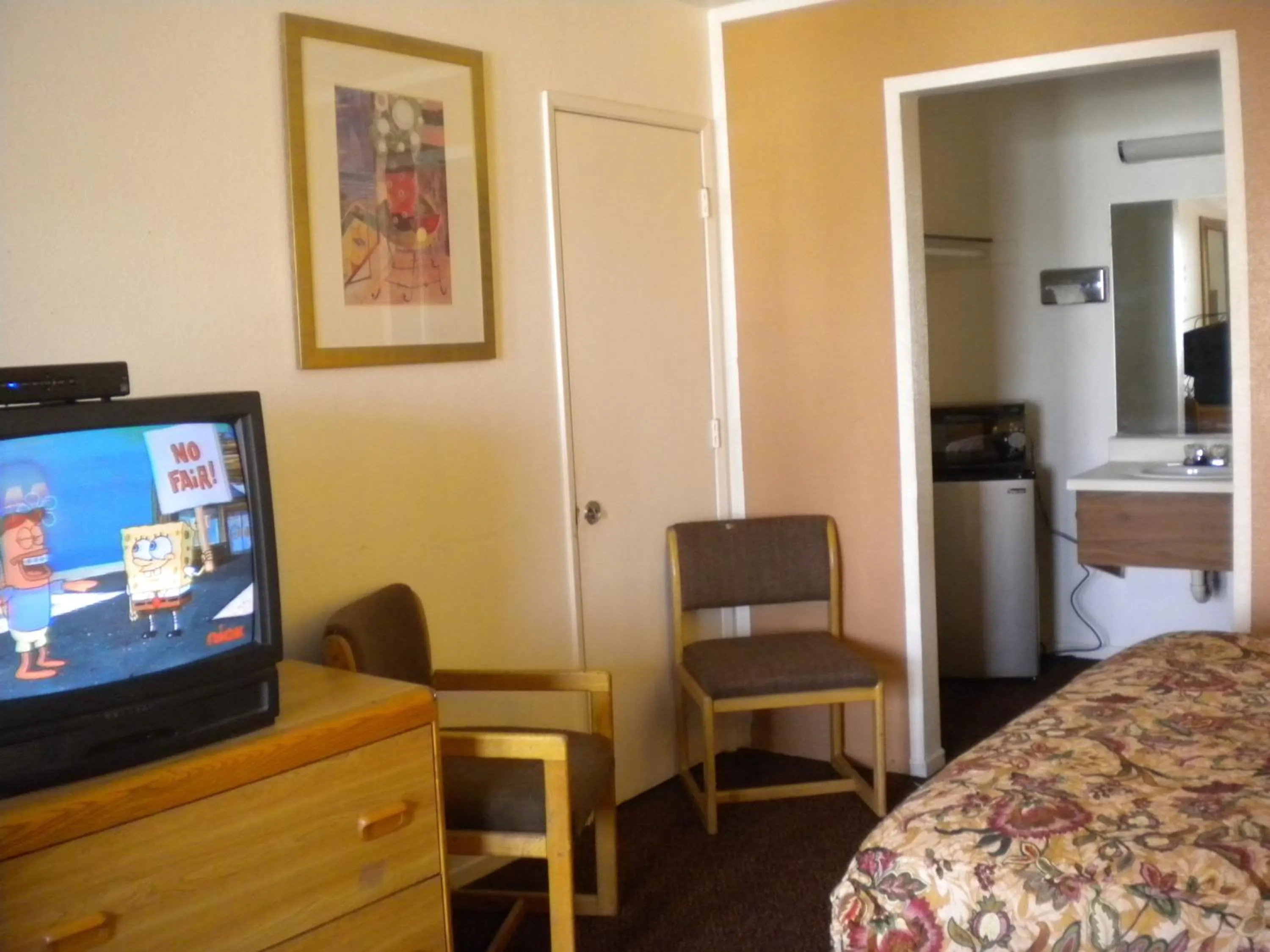 Photo of the whole room, Bed in Wasco Inn