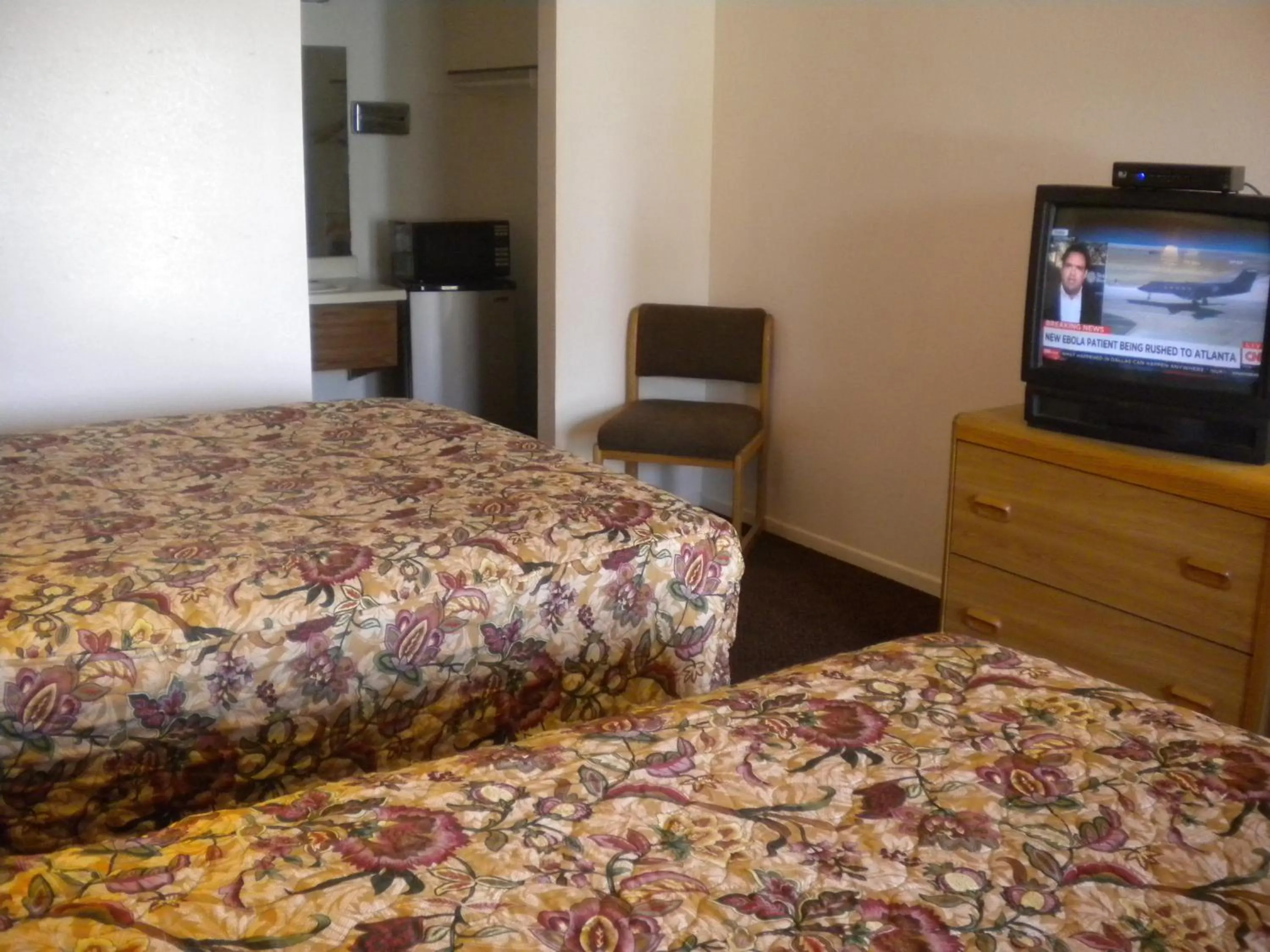 Photo of the whole room, Bed in Wasco Inn
