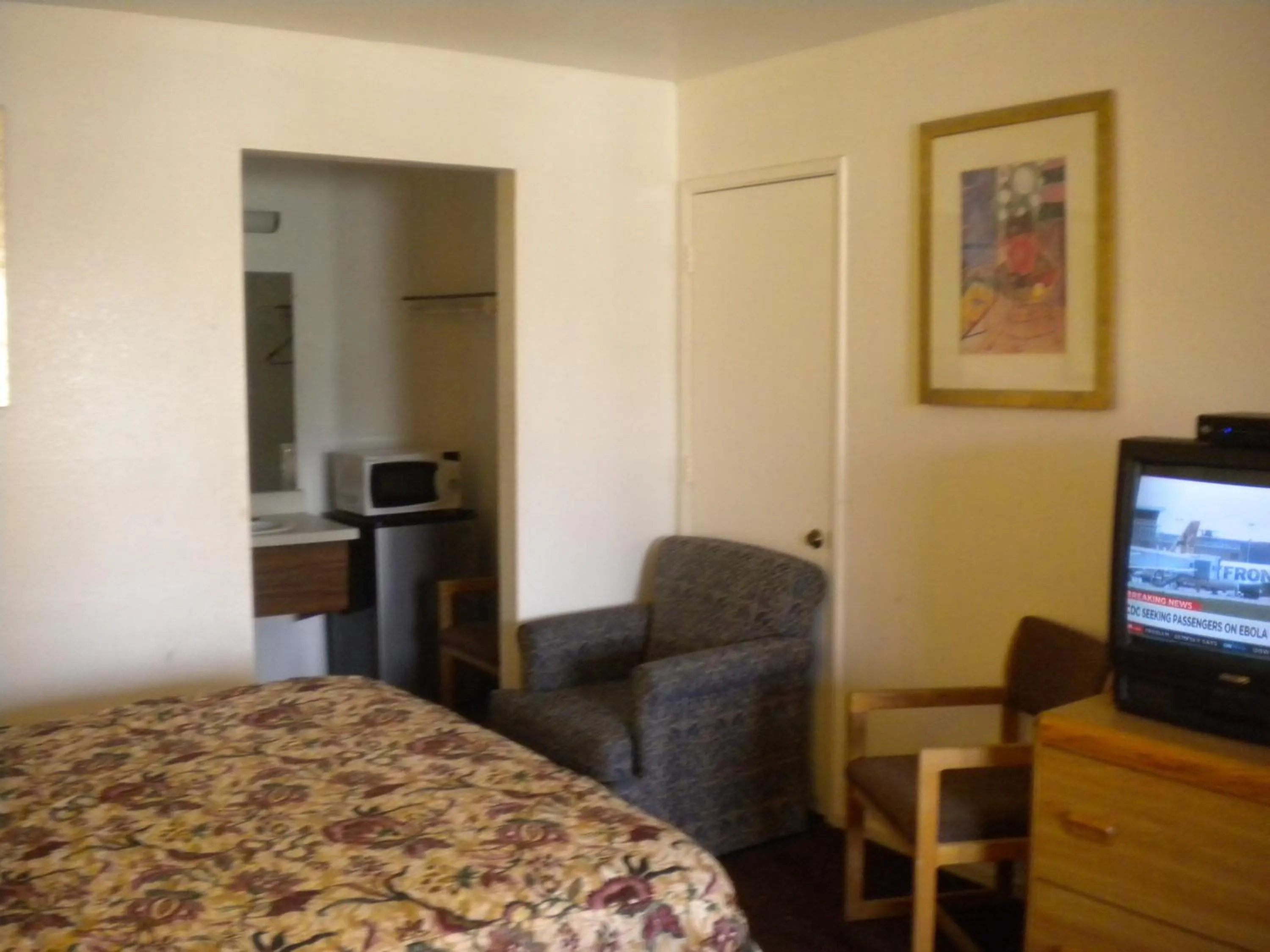 Photo of the whole room, Bed in Wasco Inn