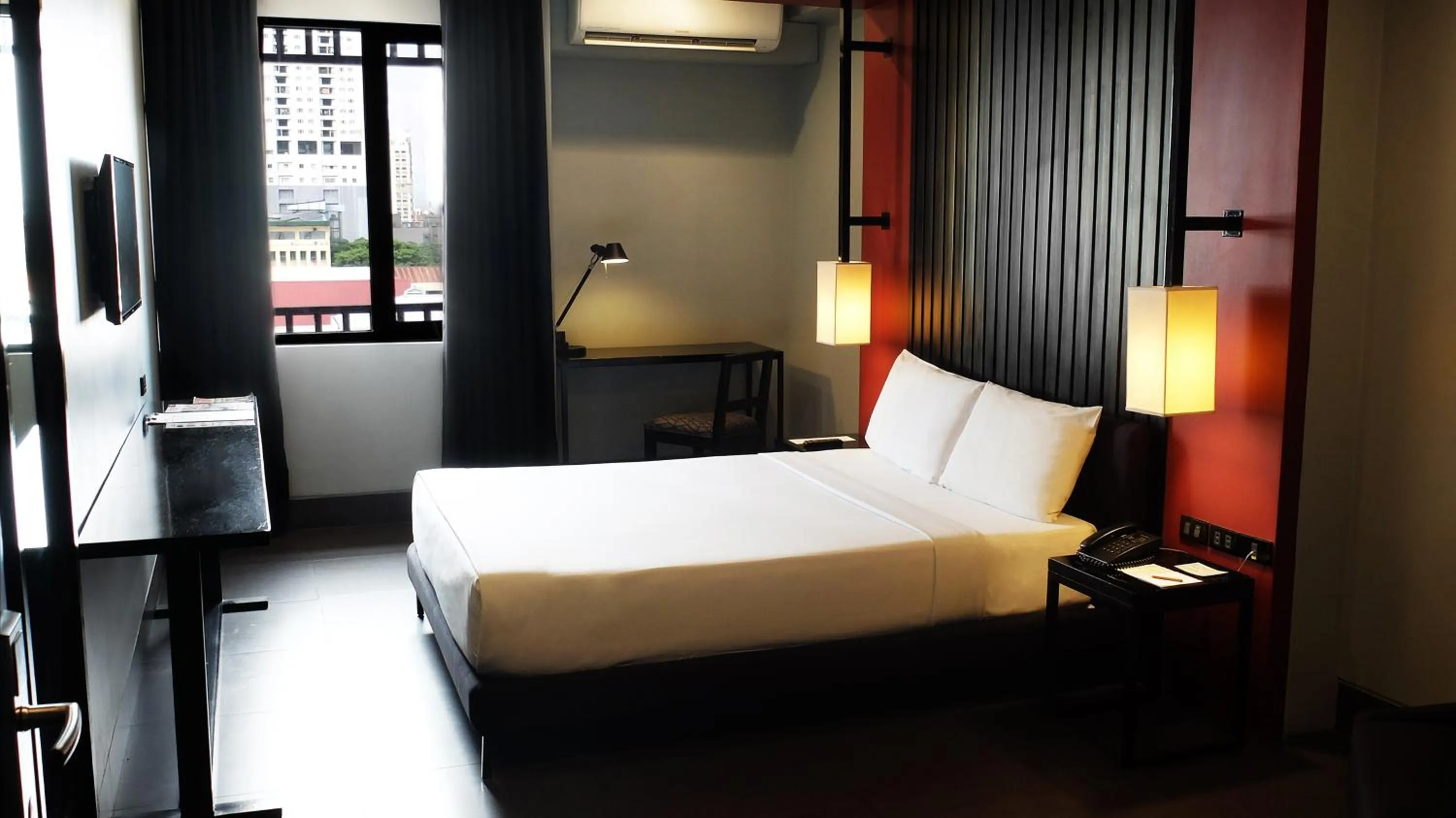 Bed in Amelie Hotel Manila