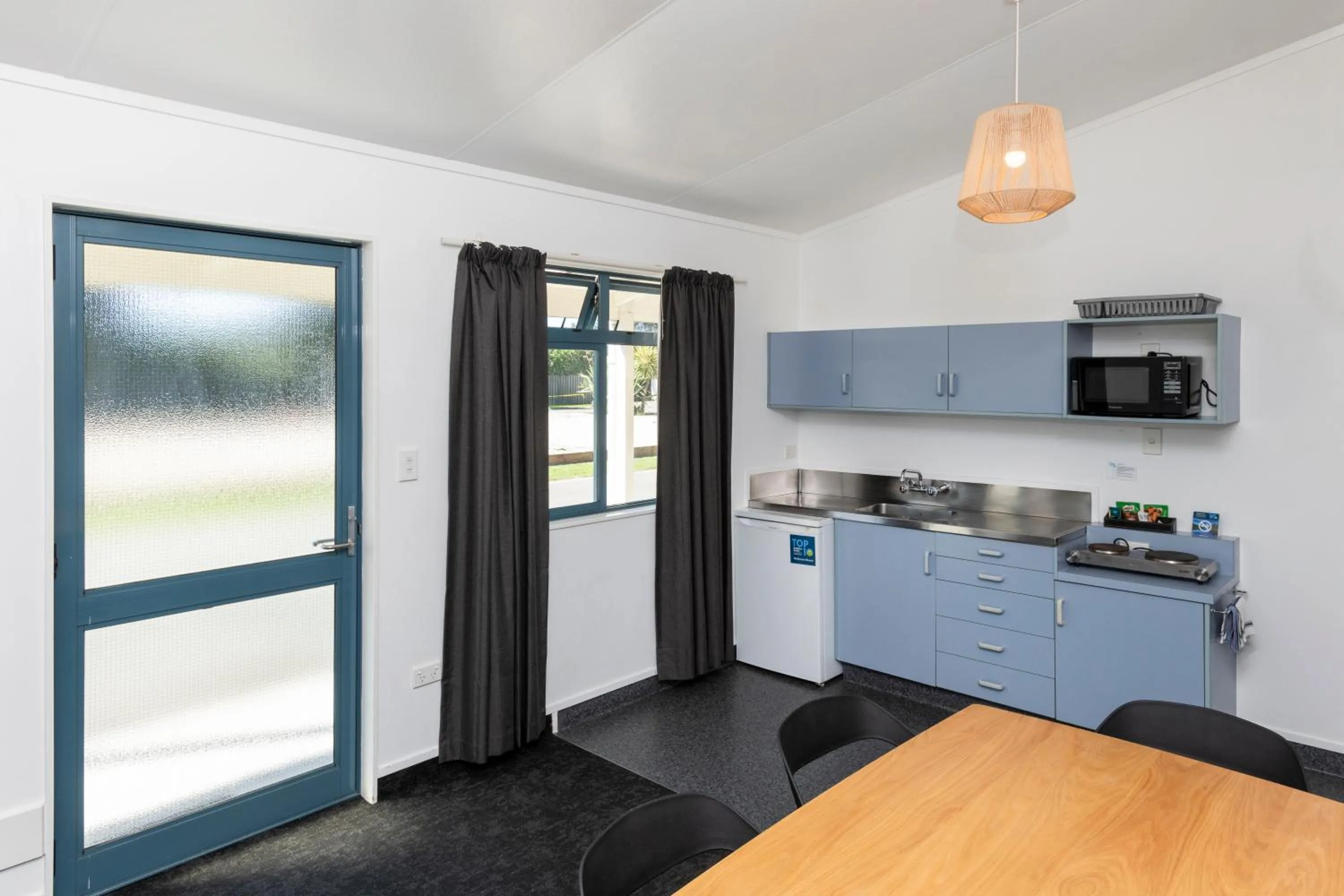 Kitchen or kitchenette in Waikanae Beach TOP 10 Holiday Park