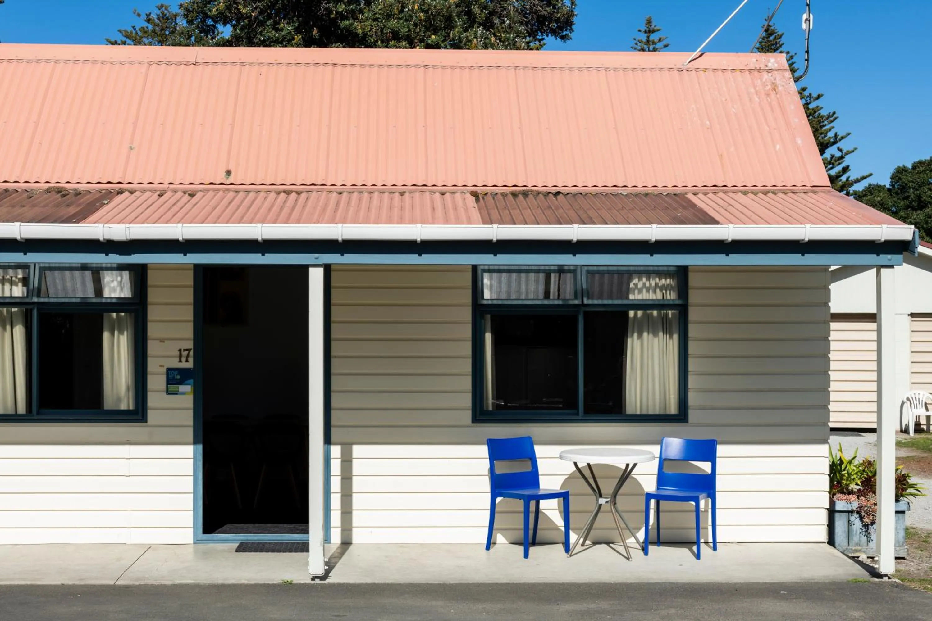 Property building in Waikanae Beach TOP 10 Holiday Park