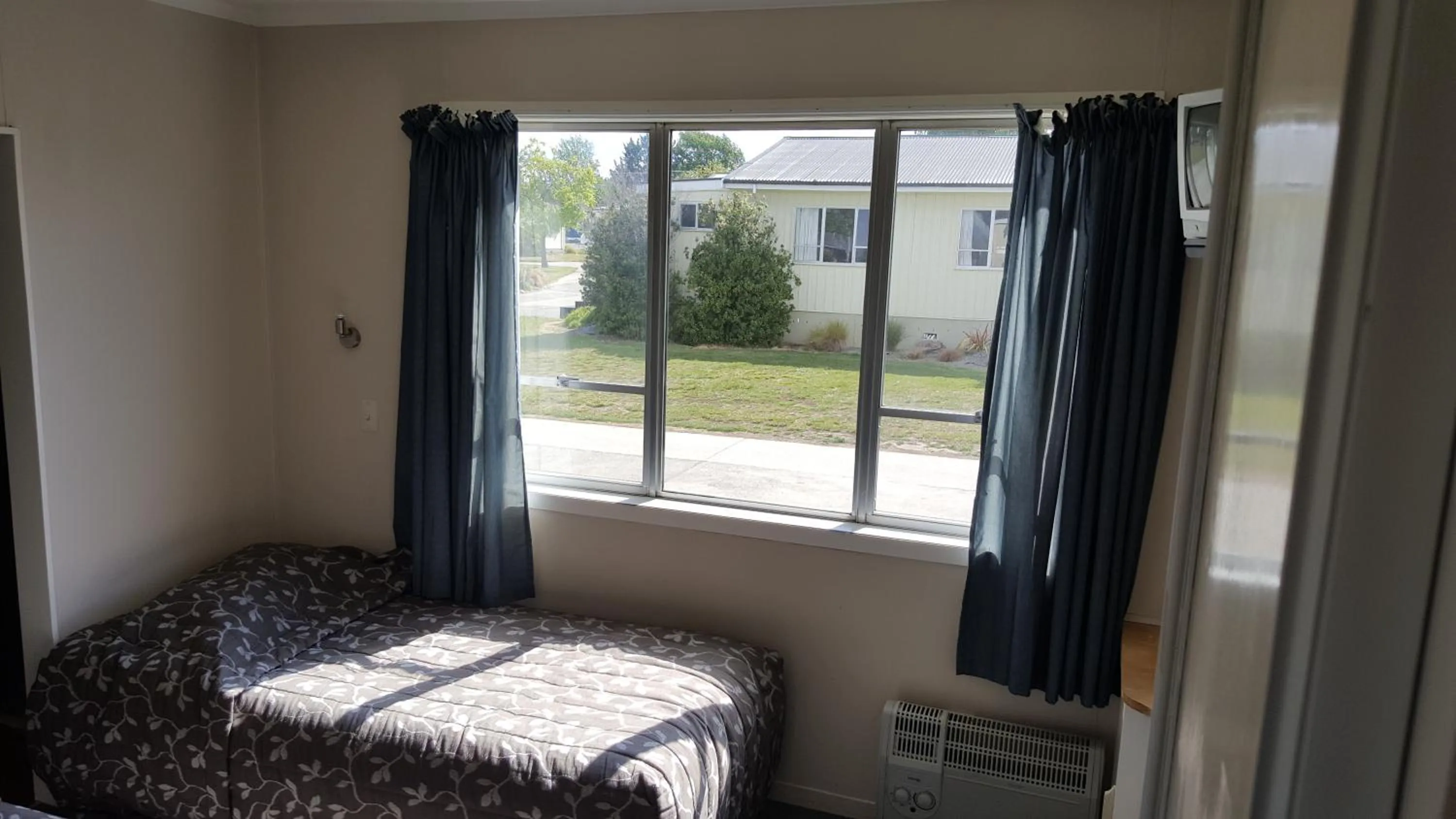 Bed in High Country Lodge, Motels & Backpackers