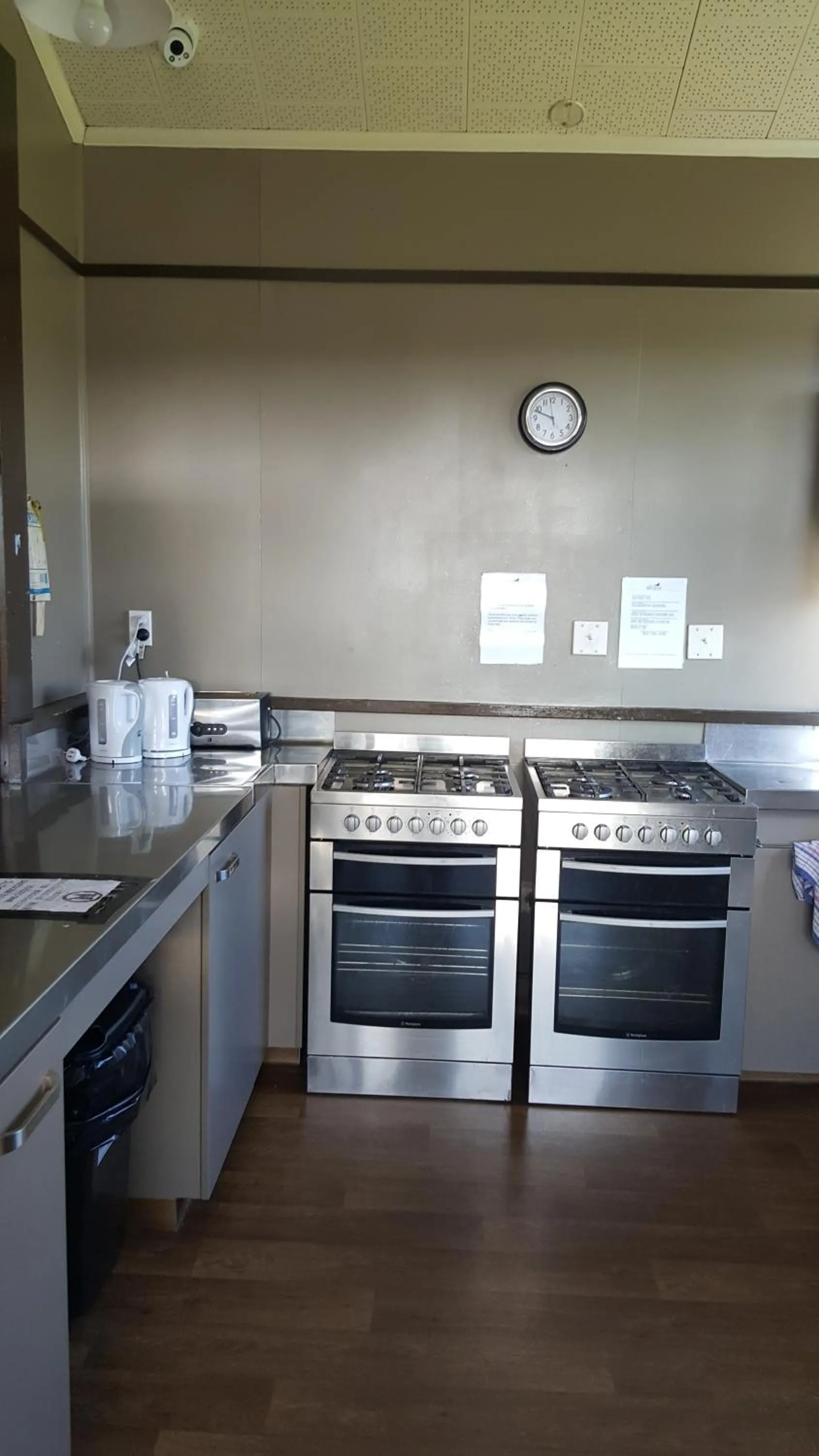 Communal kitchen in High Country Lodge, Motels & Backpackers
