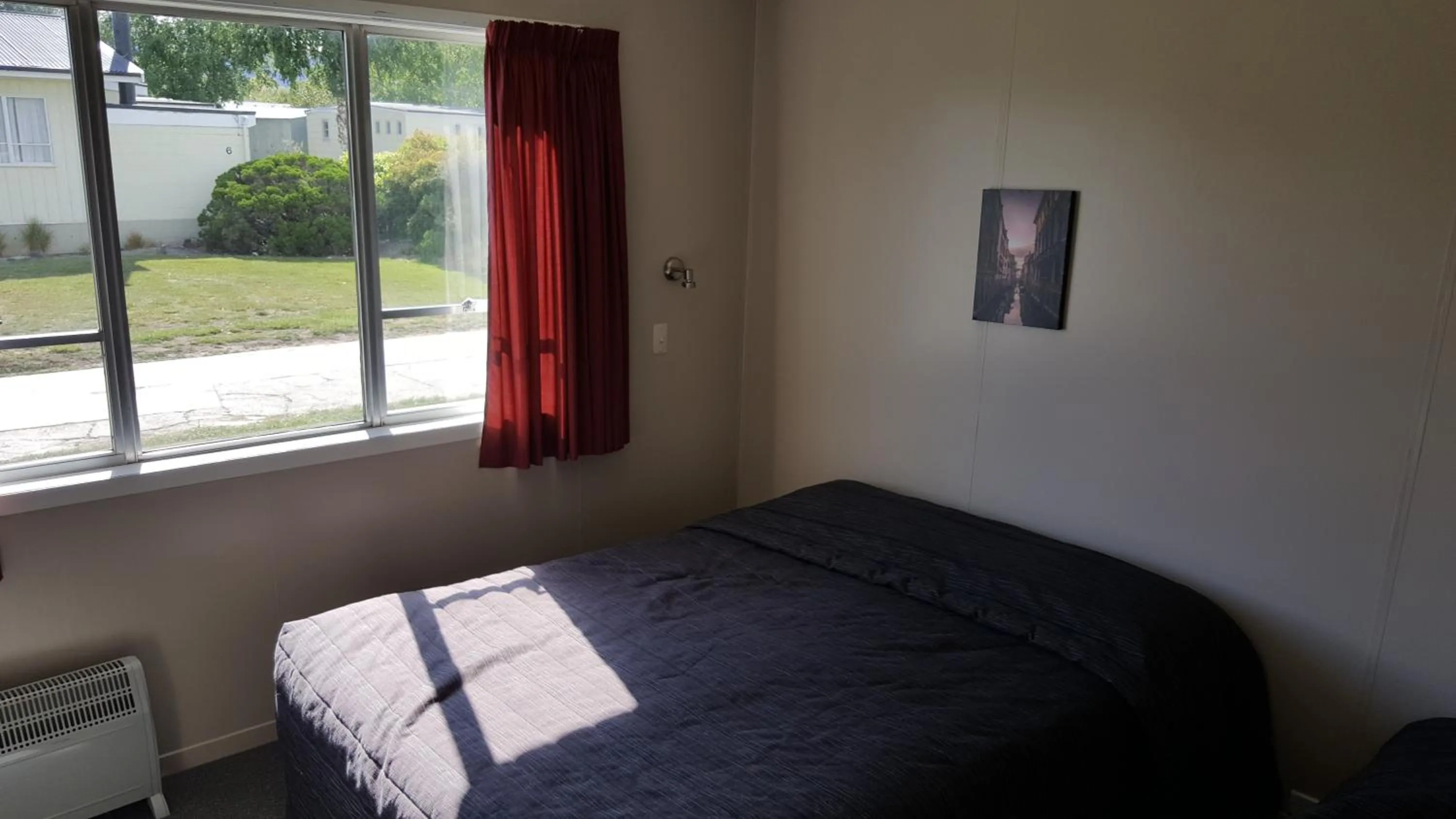 Bedroom, Bed in High Country Lodge, Motels & Backpackers