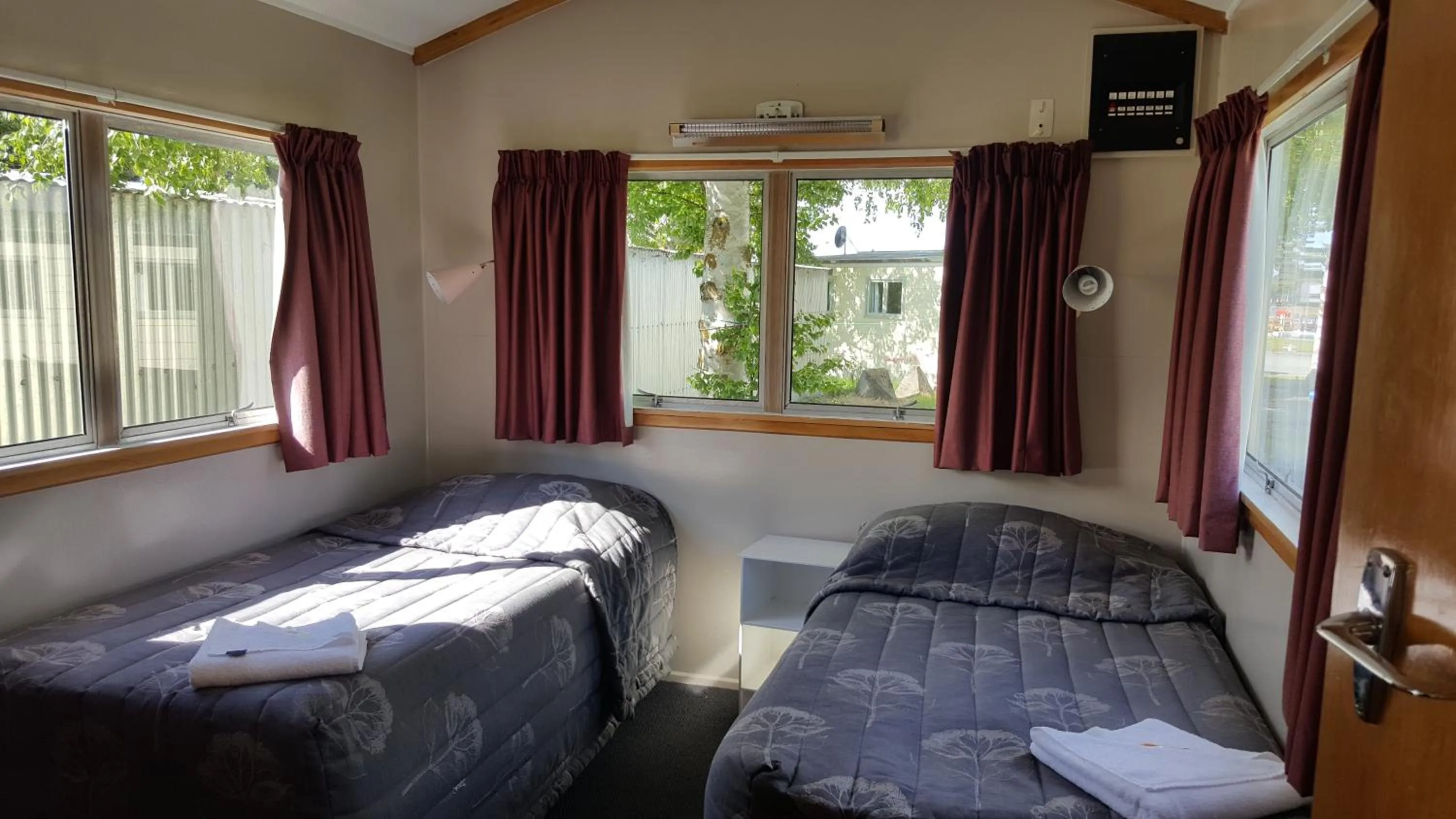 Bedroom, Bed in High Country Lodge, Motels & Backpackers