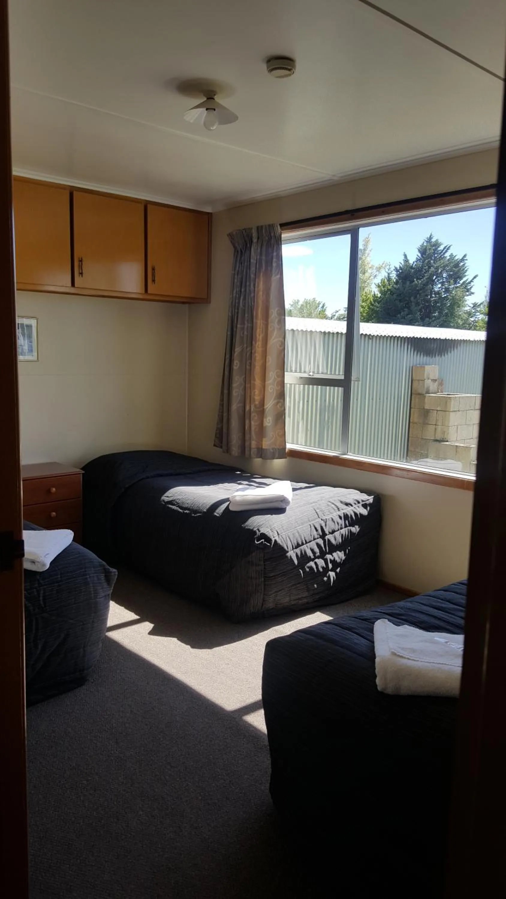 Bed in High Country Lodge, Motels & Backpackers