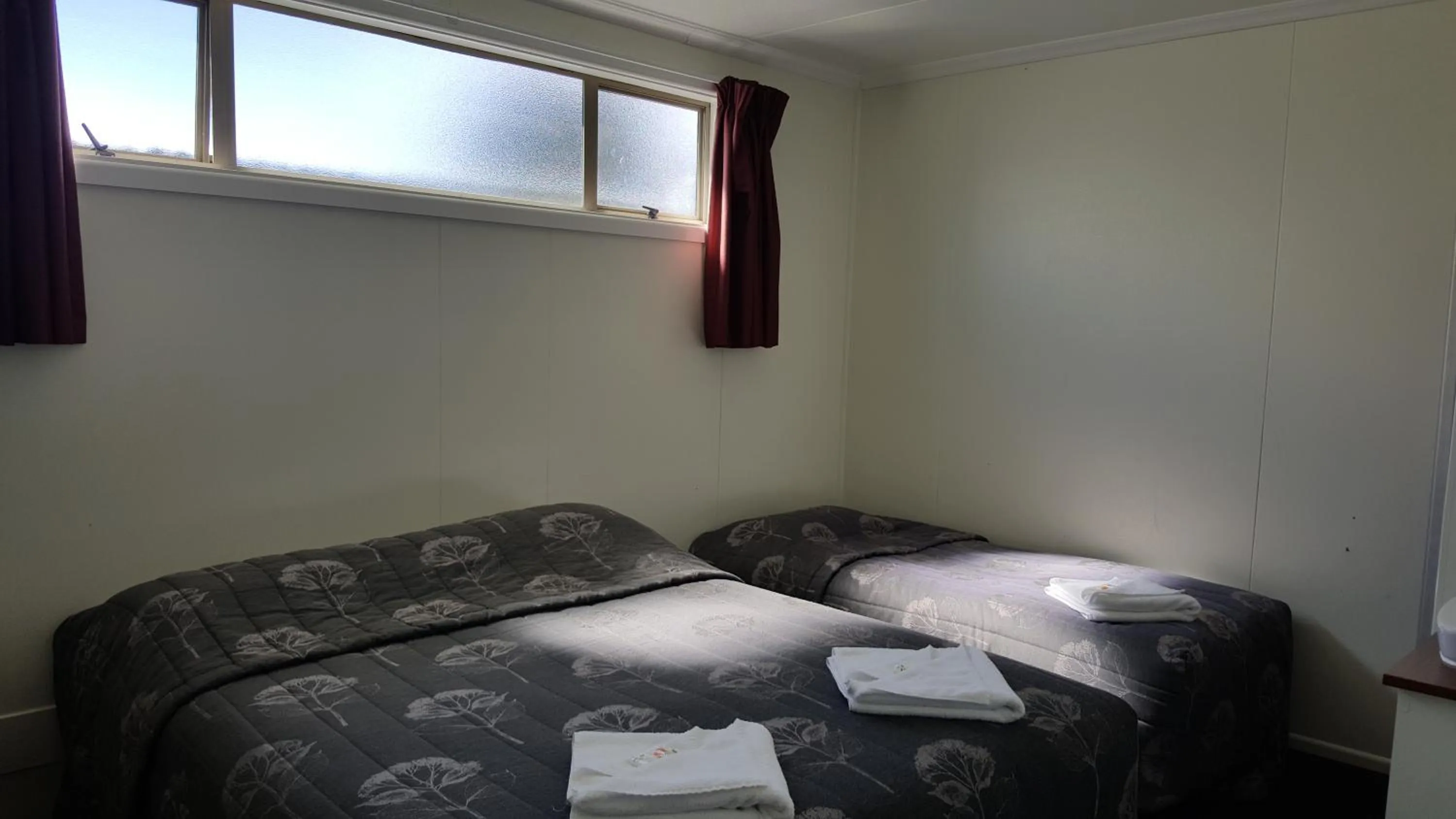 Photo of the whole room, Bed in High Country Lodge, Motels & Backpackers