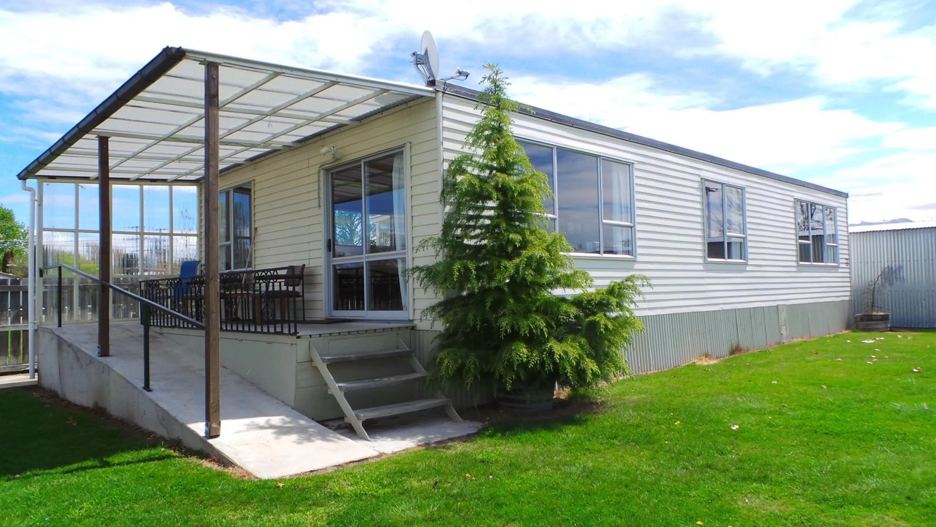 Facade/entrance in High Country Lodge, Motels & Backpackers