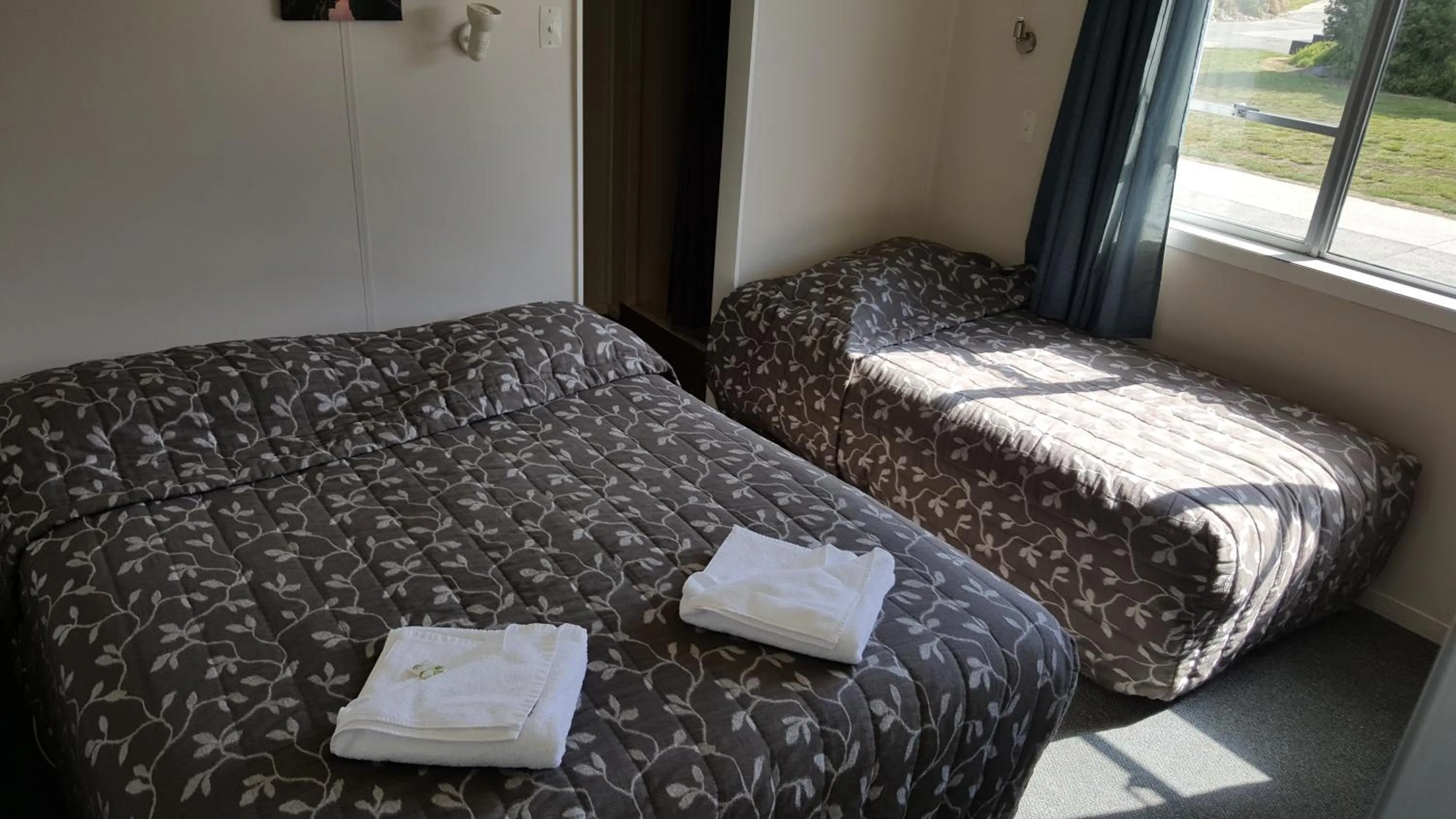 Photo of the whole room, Bed in High Country Lodge, Motels & Backpackers