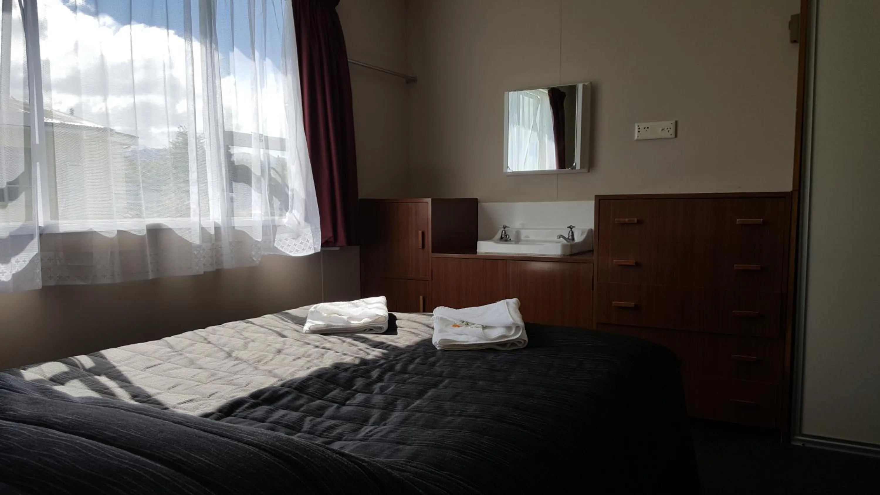 Bedroom, Bed in High Country Lodge, Motels & Backpackers