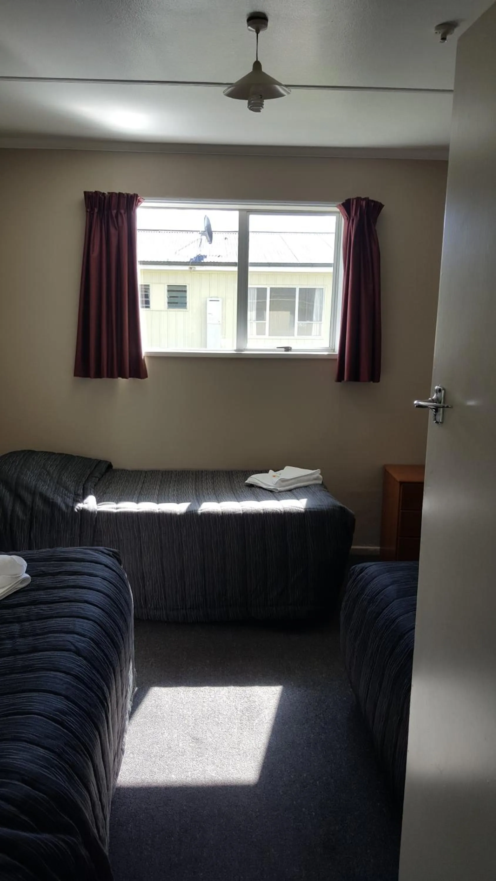 Photo of the whole room, Bed in High Country Lodge, Motels & Backpackers