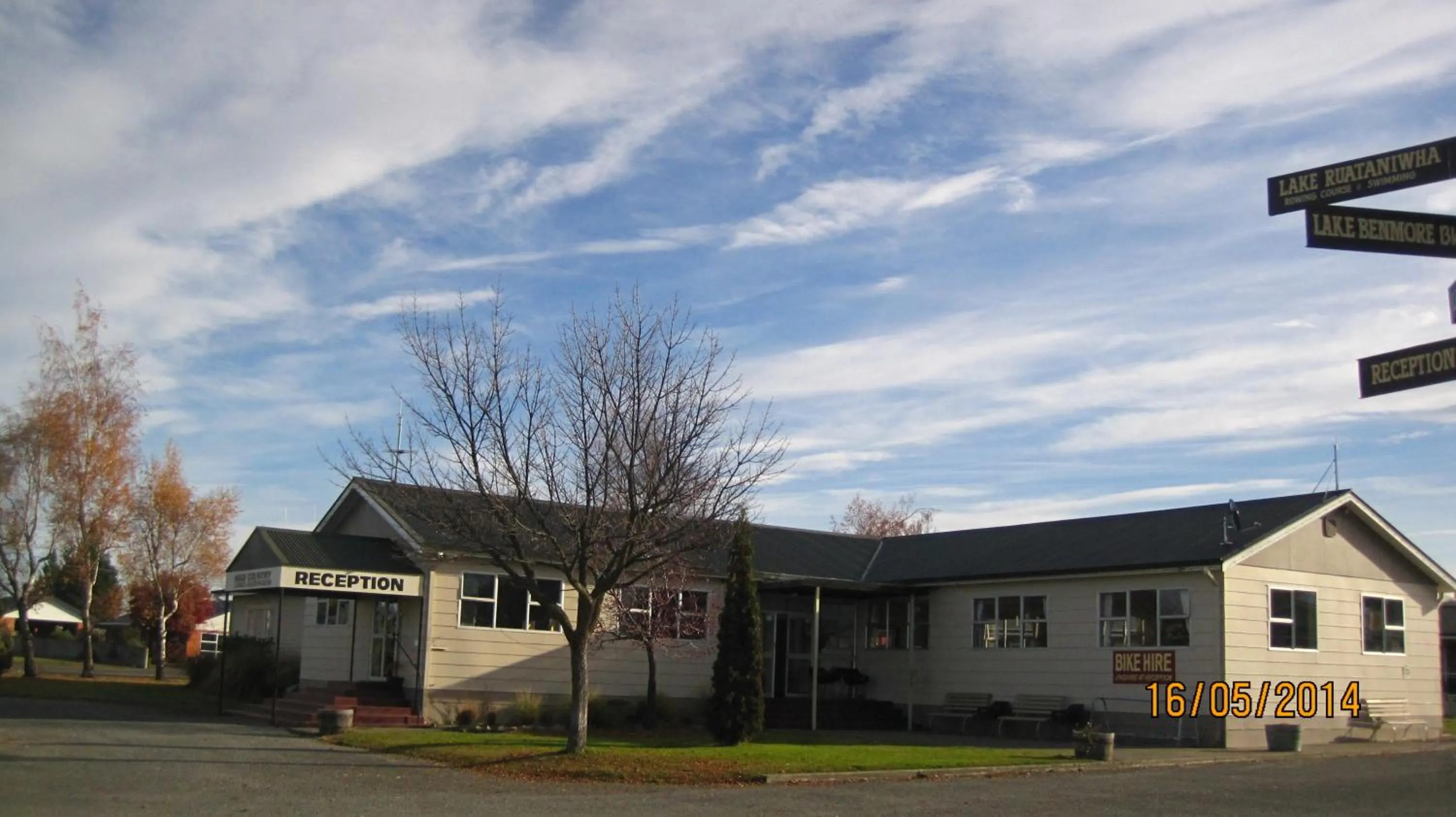 Facade/entrance in High Country Lodge, Motels & Backpackers