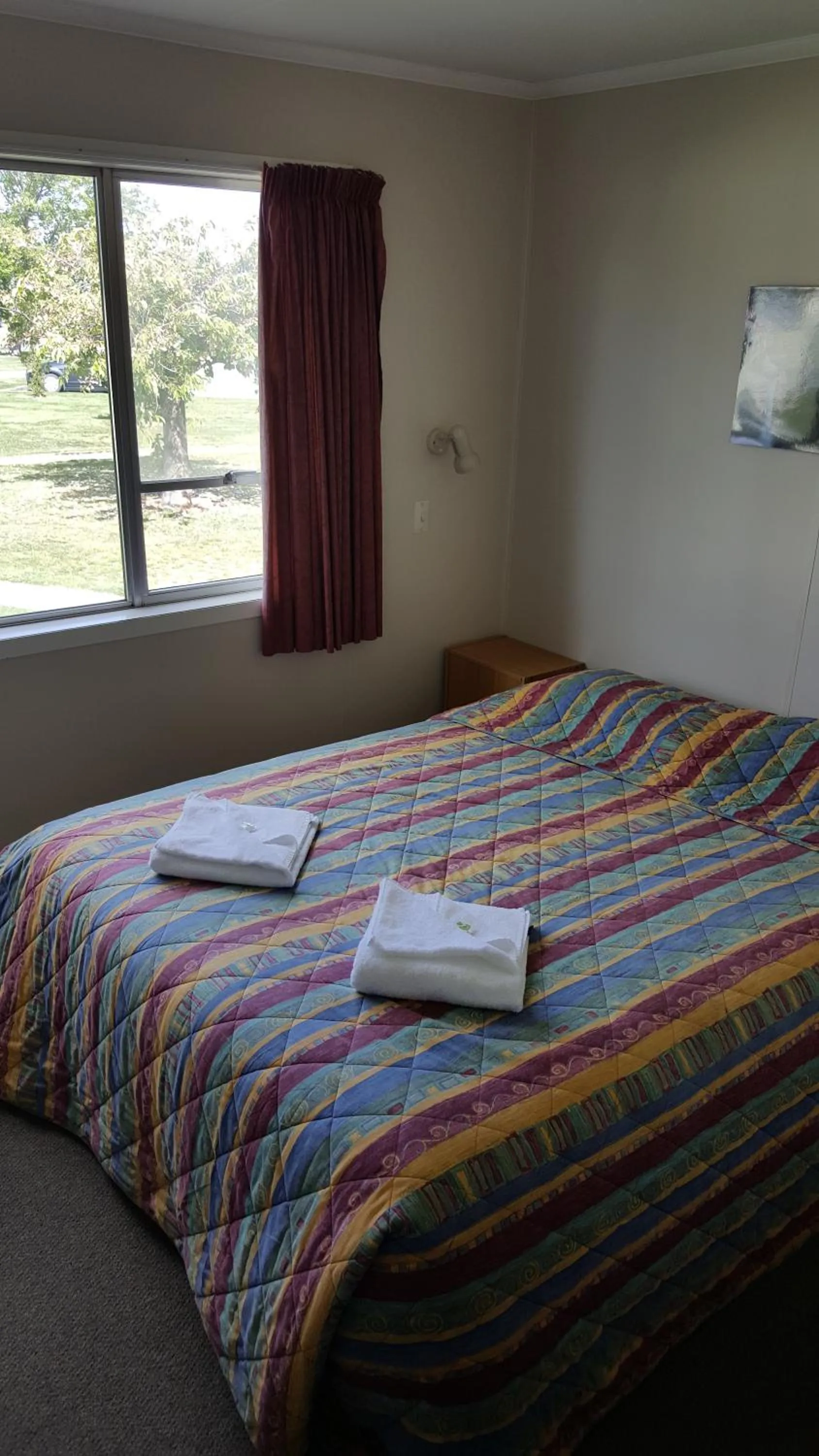 Photo of the whole room, Bed in High Country Lodge, Motels & Backpackers