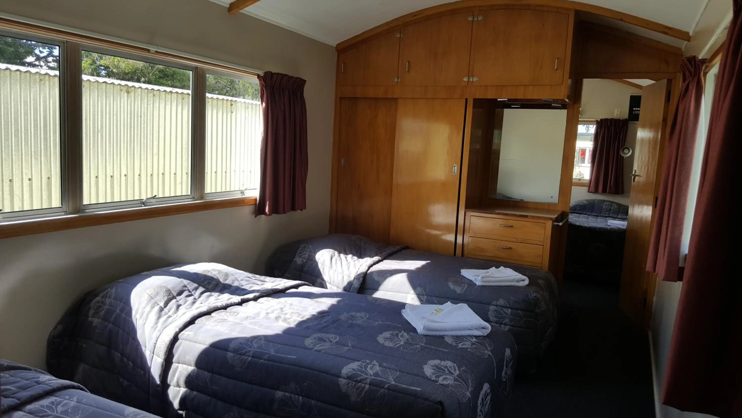 Bed in High Country Lodge, Motels & Backpackers