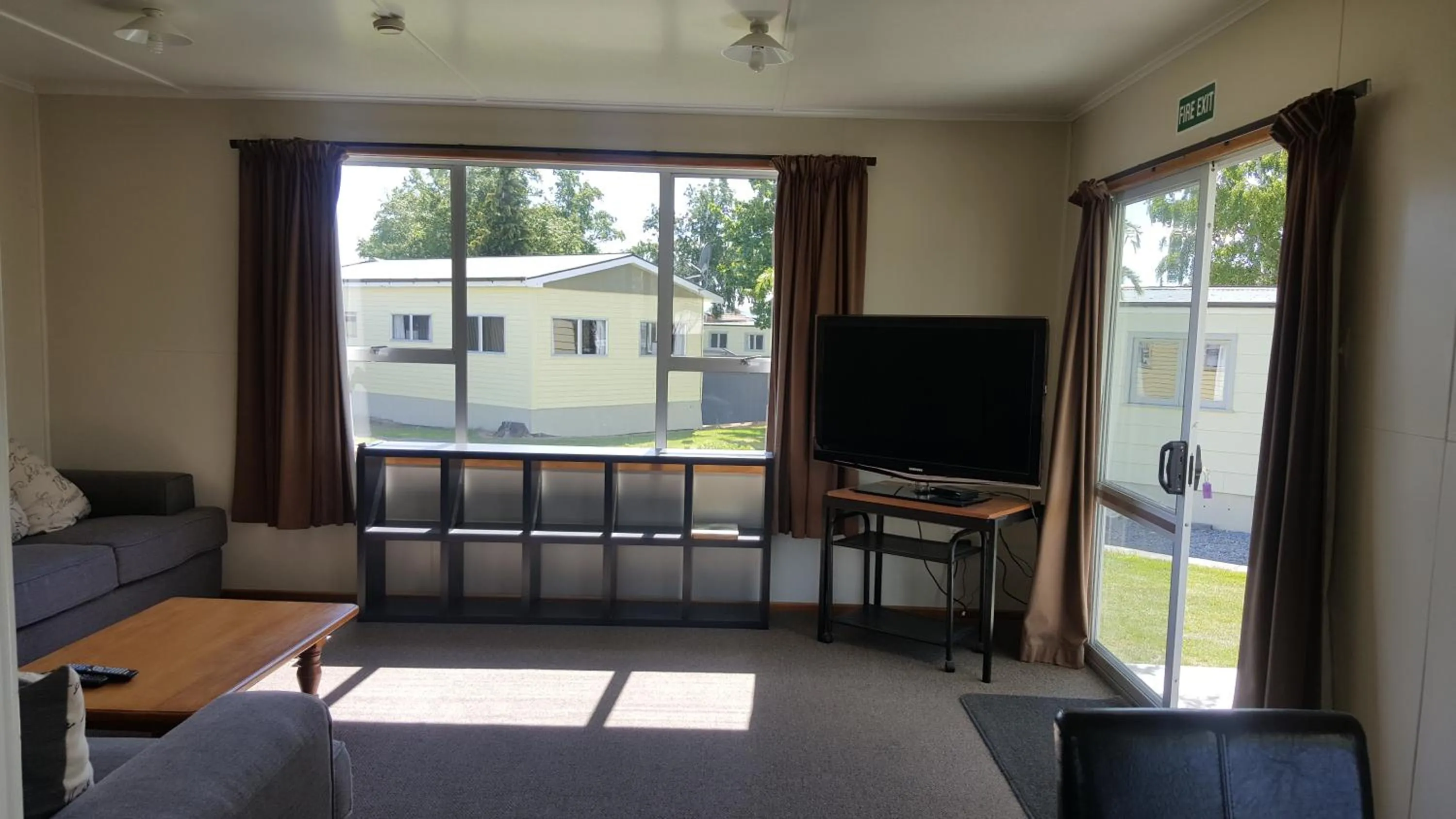 Living room in High Country Lodge, Motels & Backpackers