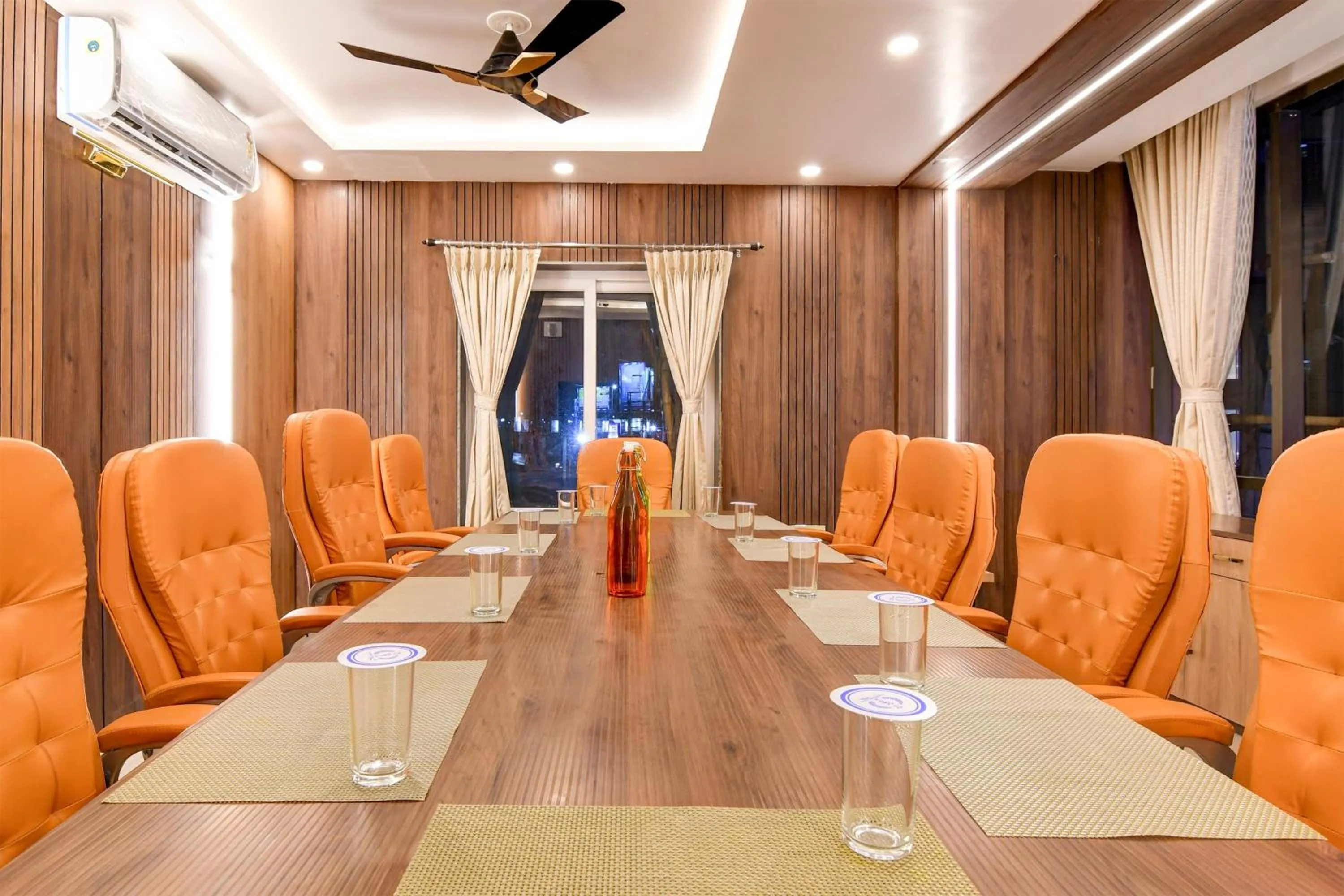 Restaurant/places to eat in Super Townhouse OAK Bulbuli Neer