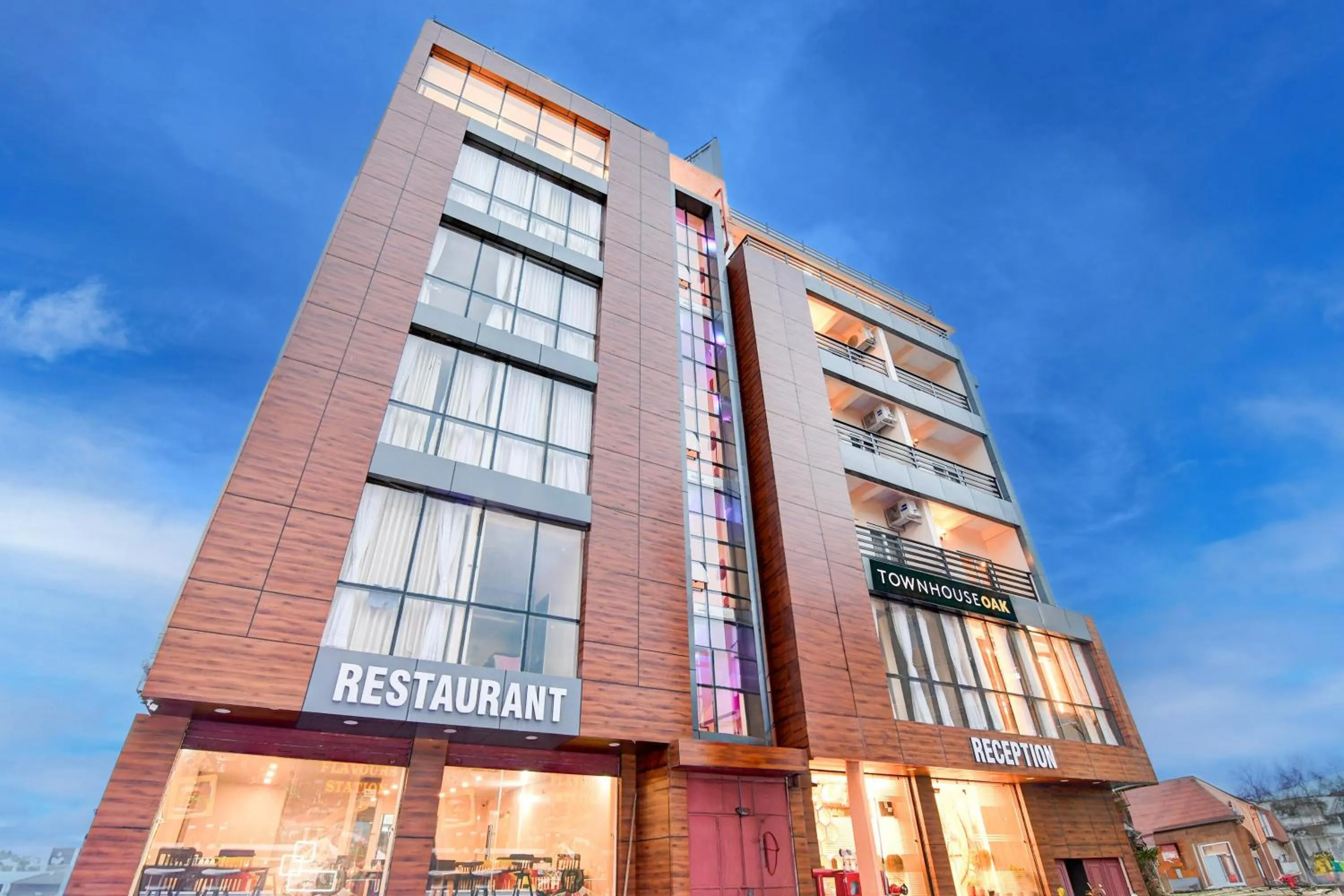 Facade/entrance in Super Townhouse OAK Bulbuli Neer