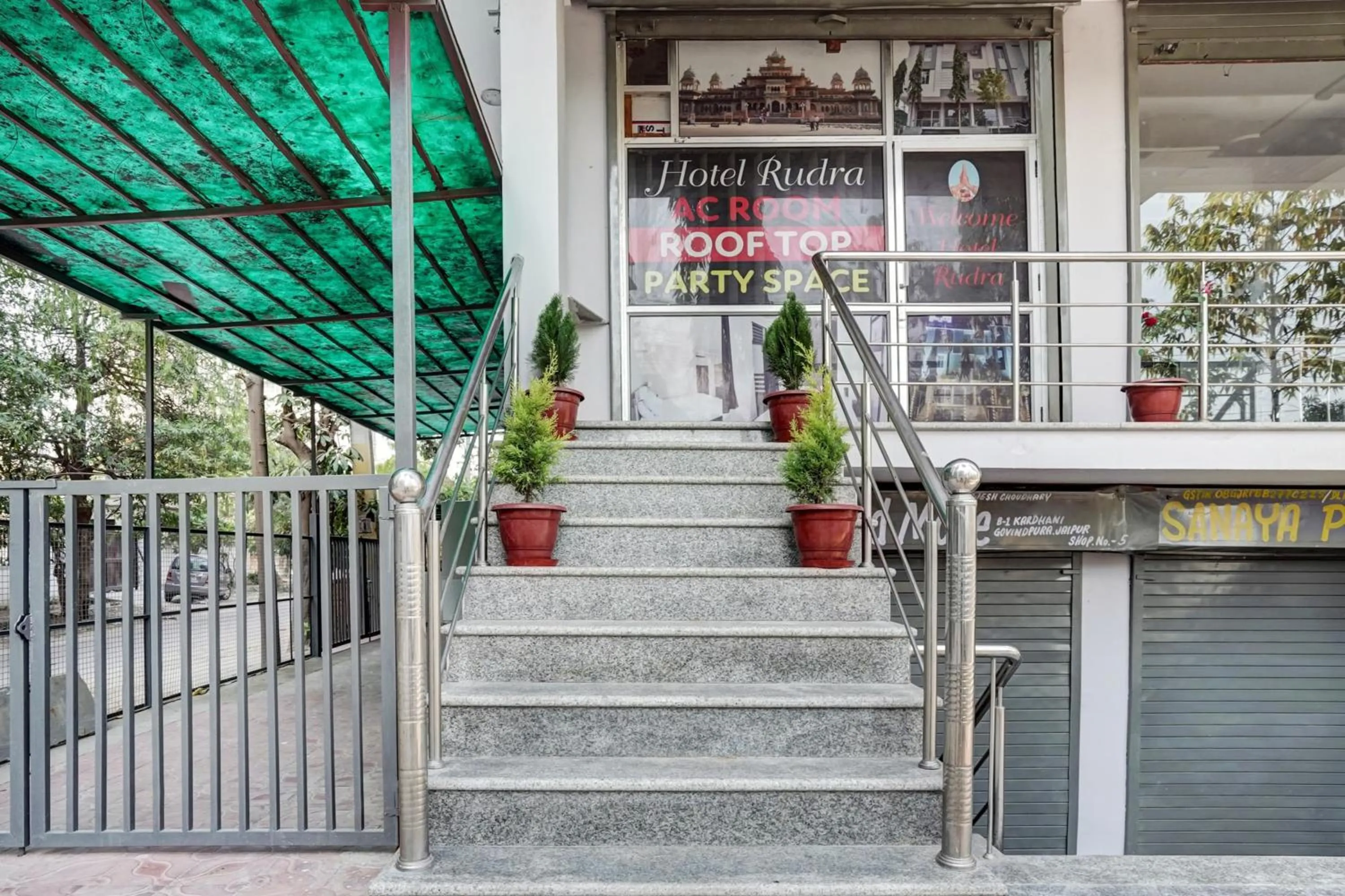 Facade/entrance in Hotel O Rudra palace