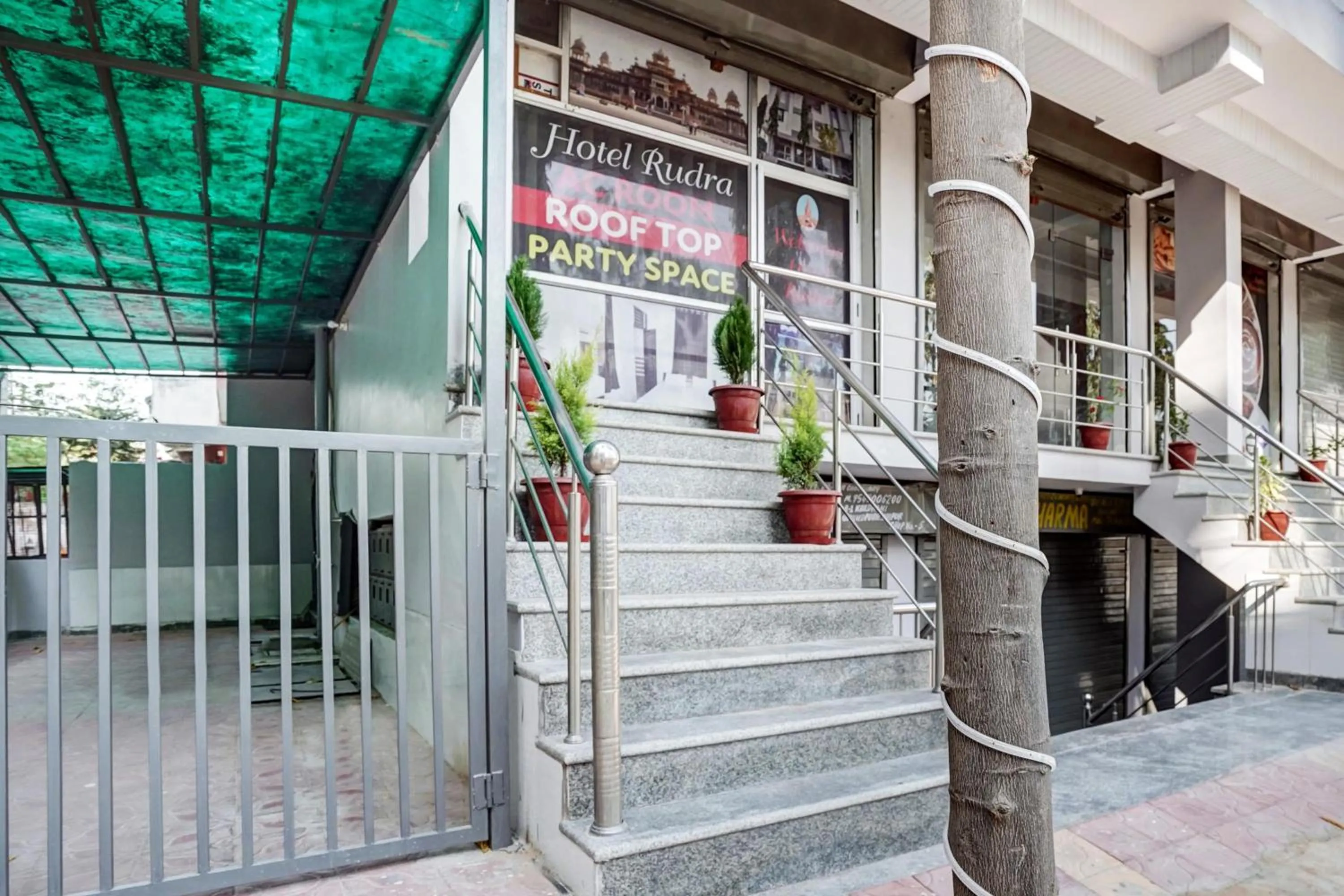 Facade/entrance in Hotel O Rudra palace